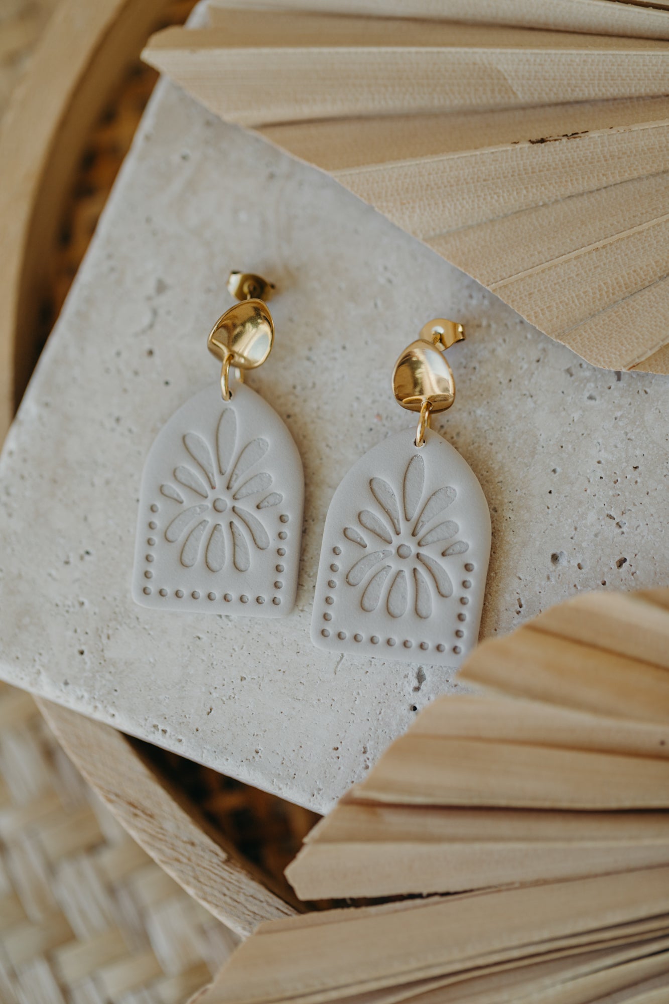 ANEA - helle Boho Ohrringe mit Blumen Muster