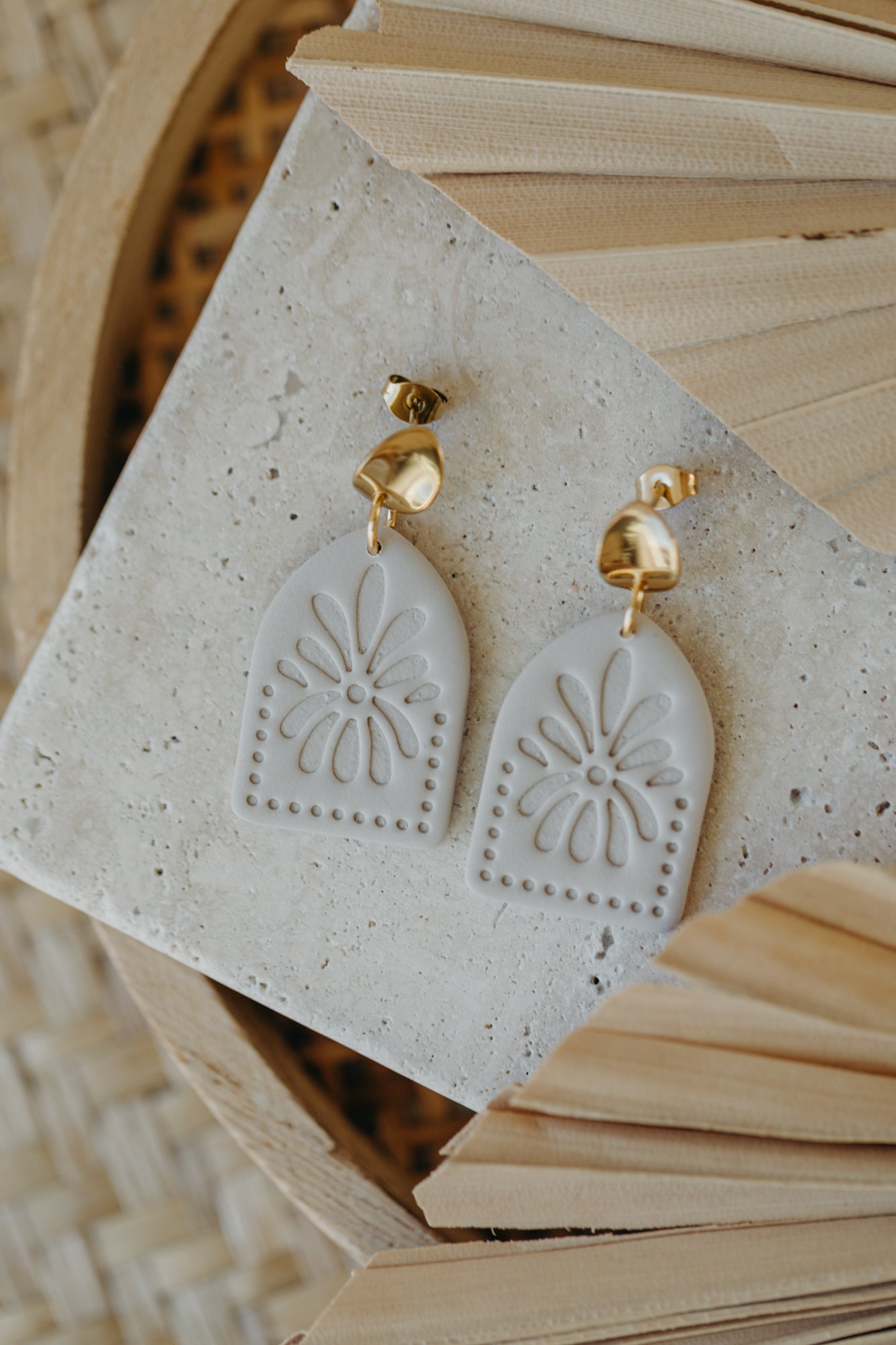 ANEA - helle Boho Ohrringe mit Blumen Muster