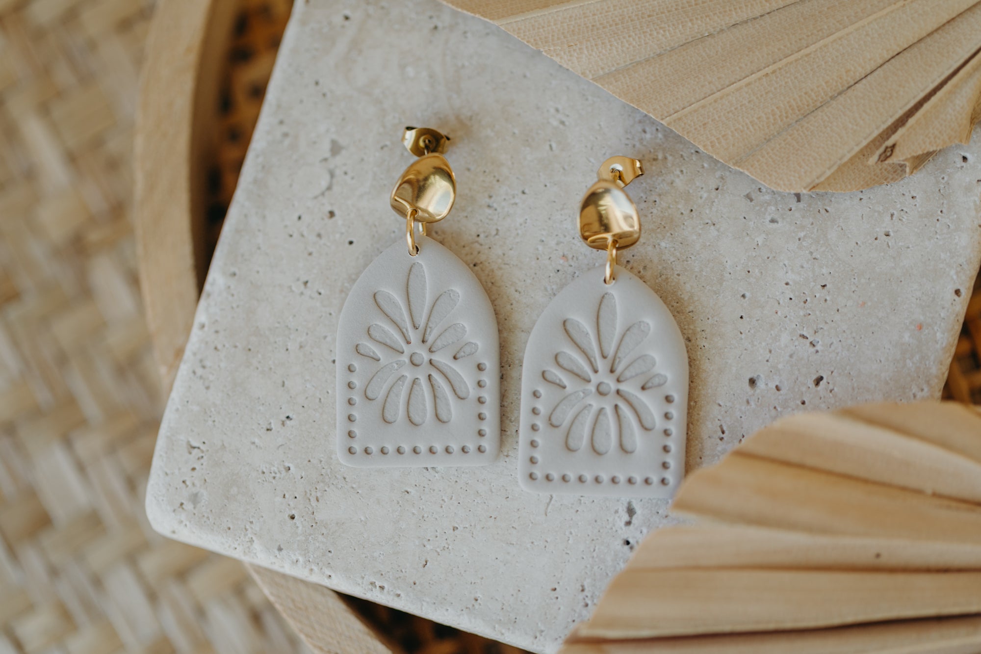 ANEA - helle Boho Ohrringe mit Blumen Muster