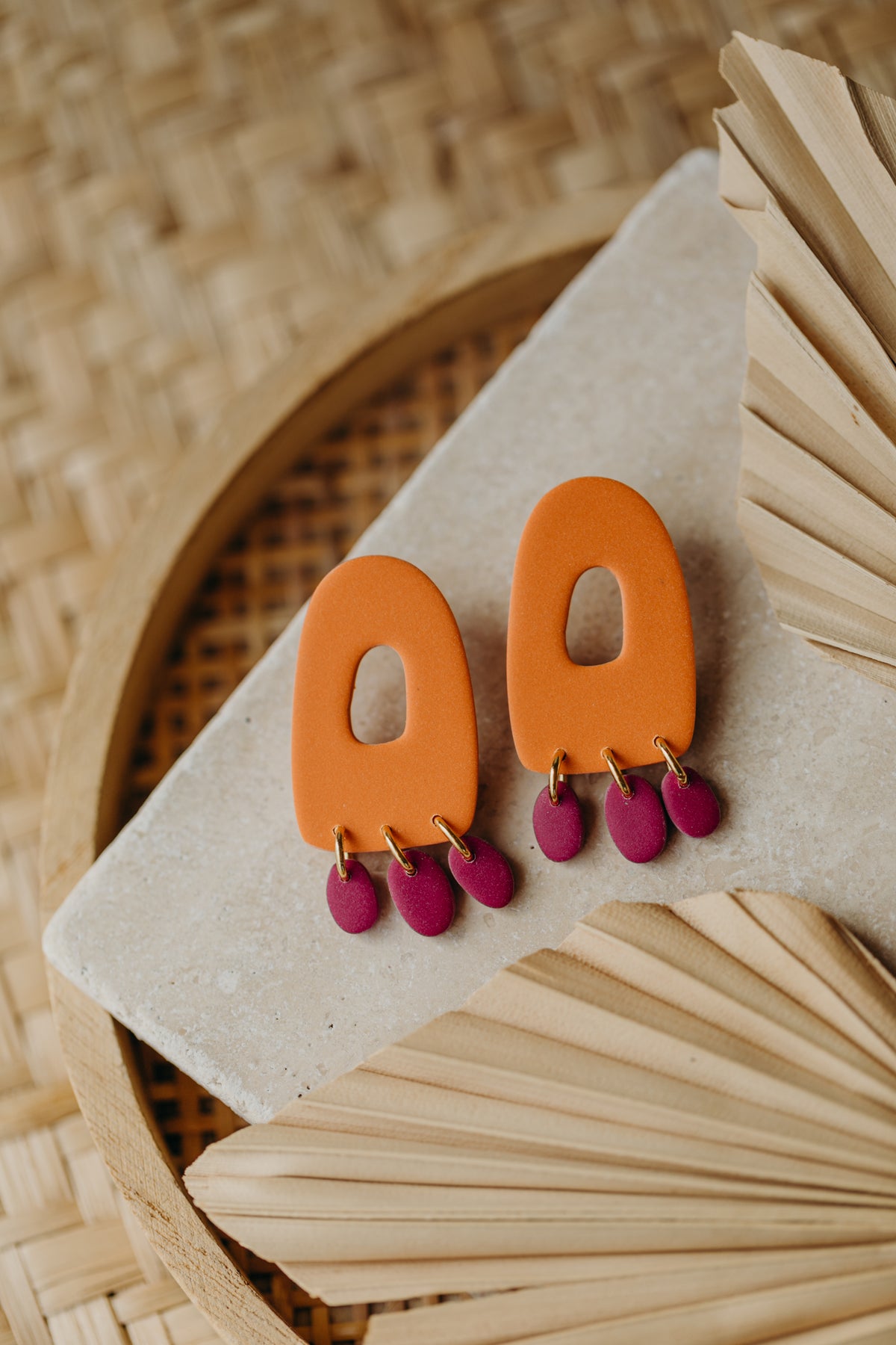 APRIL - zweifarbige bunte Polymer Ton Ohrringe in Orange und Himbeere