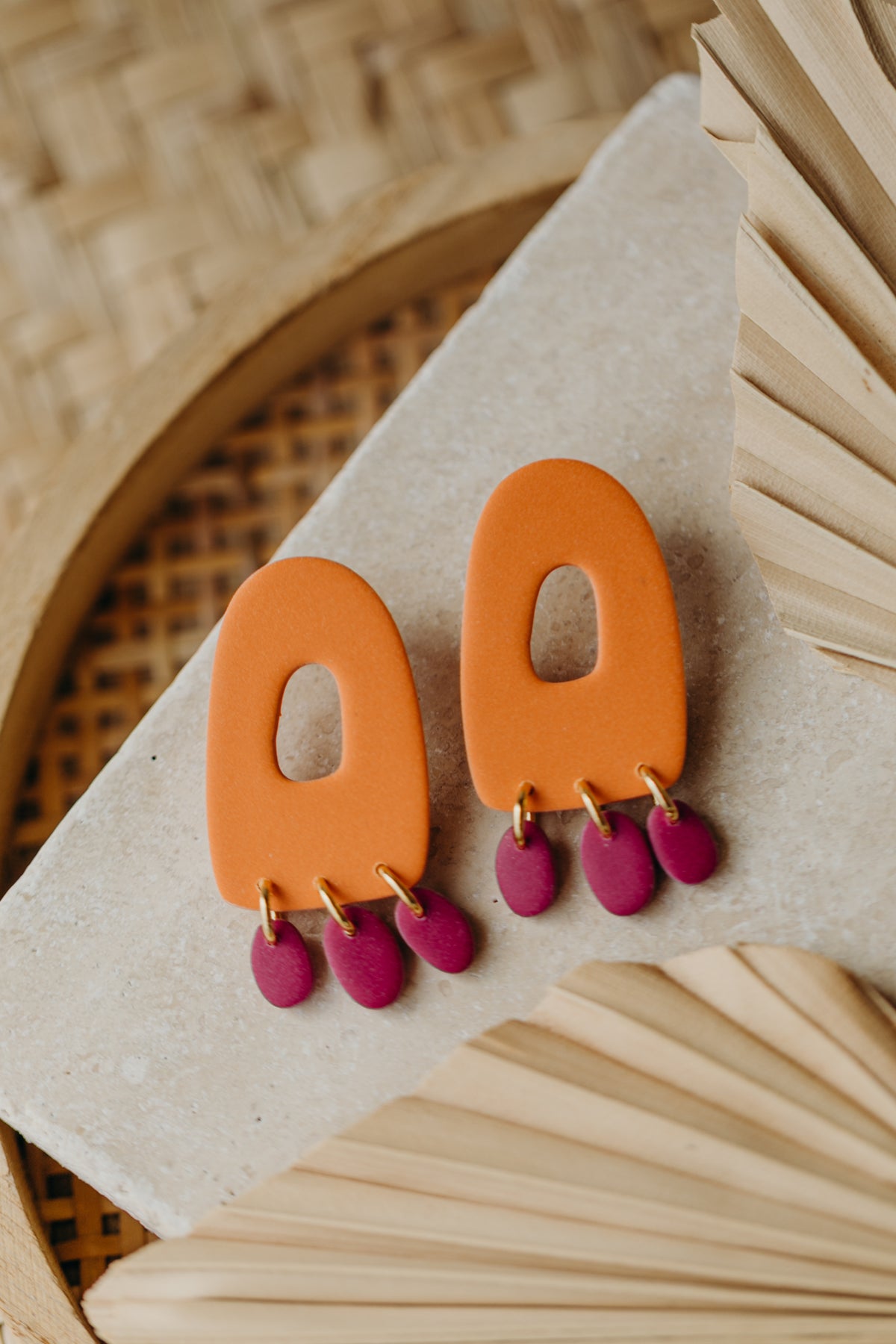 APRIL - zweifarbige bunte Polymer Ton Ohrringe in Orange und Himbeere
