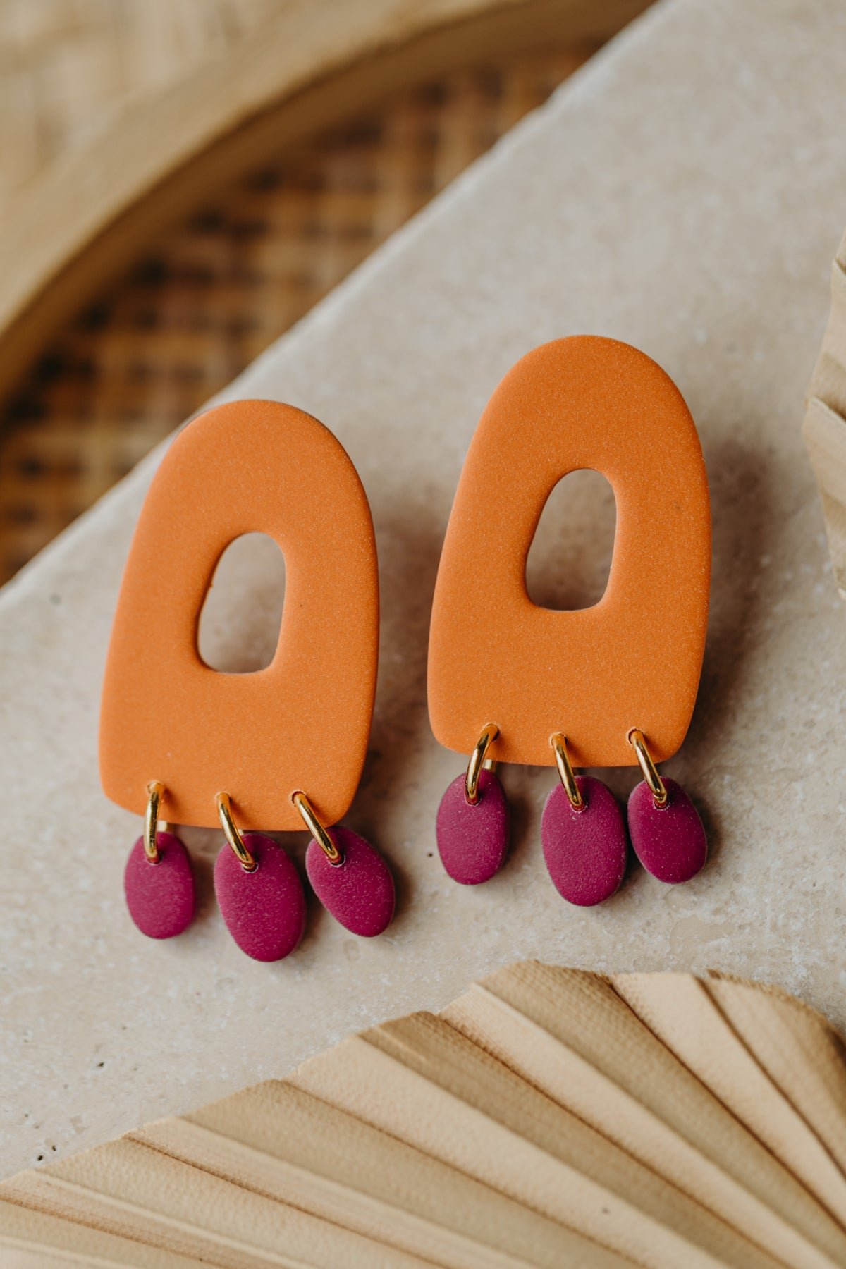 APRIL - zweifarbige bunte Polymer Ton Ohrringe in Orange und Himbeere