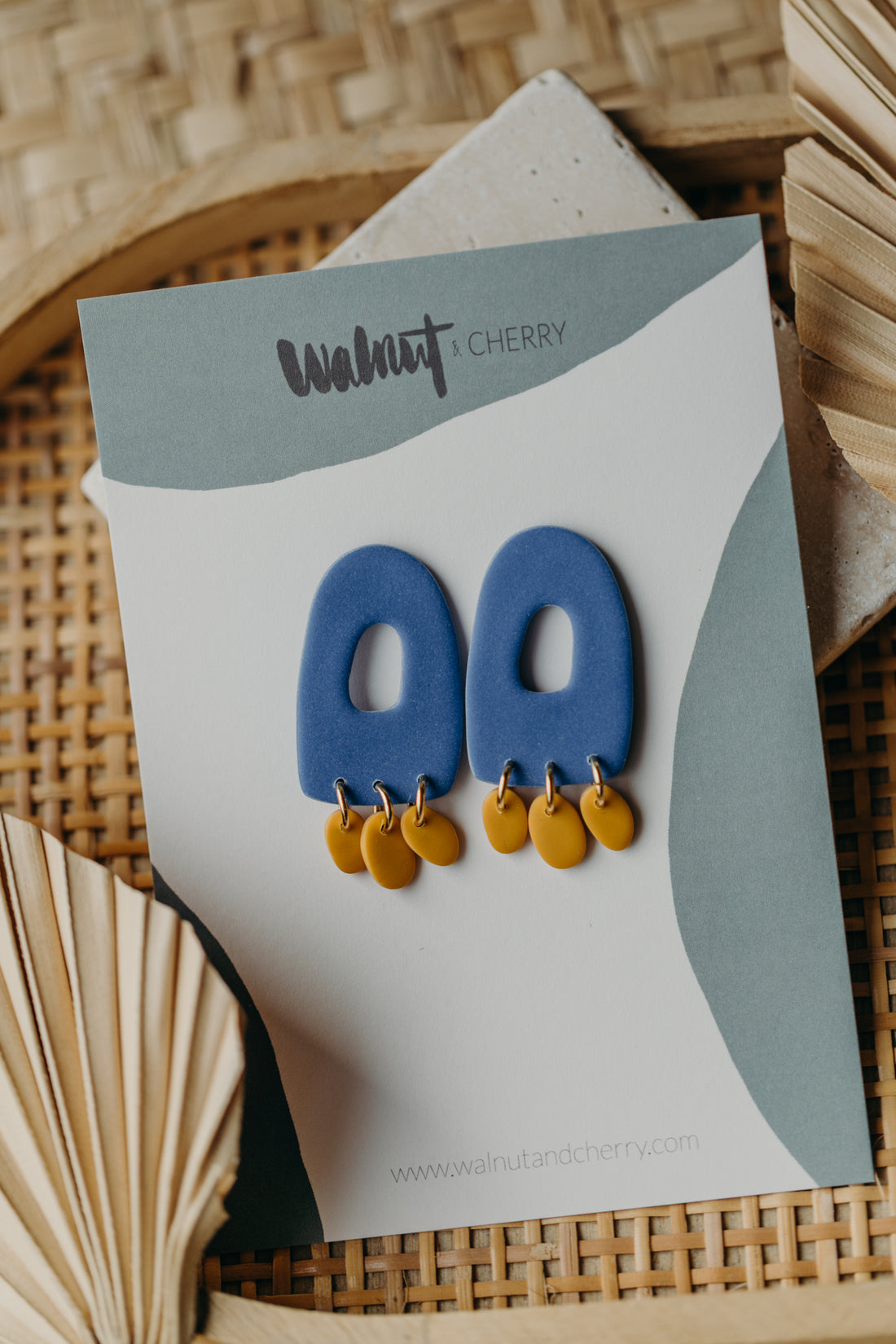 APRIL - zweifarbige bunte Polymer Ton Ohrringe in Blau und Senfgelb