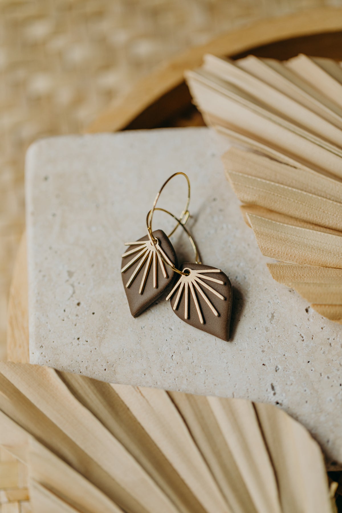 ARIA - Creolen aus Polymer Ton mit Fächer in dunklem Khaki