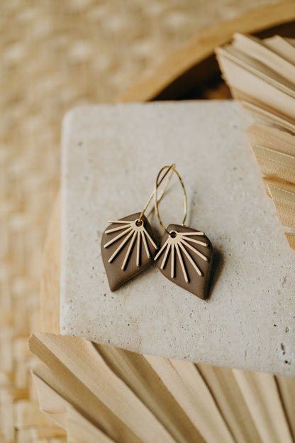 ARIA - Creolen aus Polymer Ton mit Fächer in dunklem Khaki