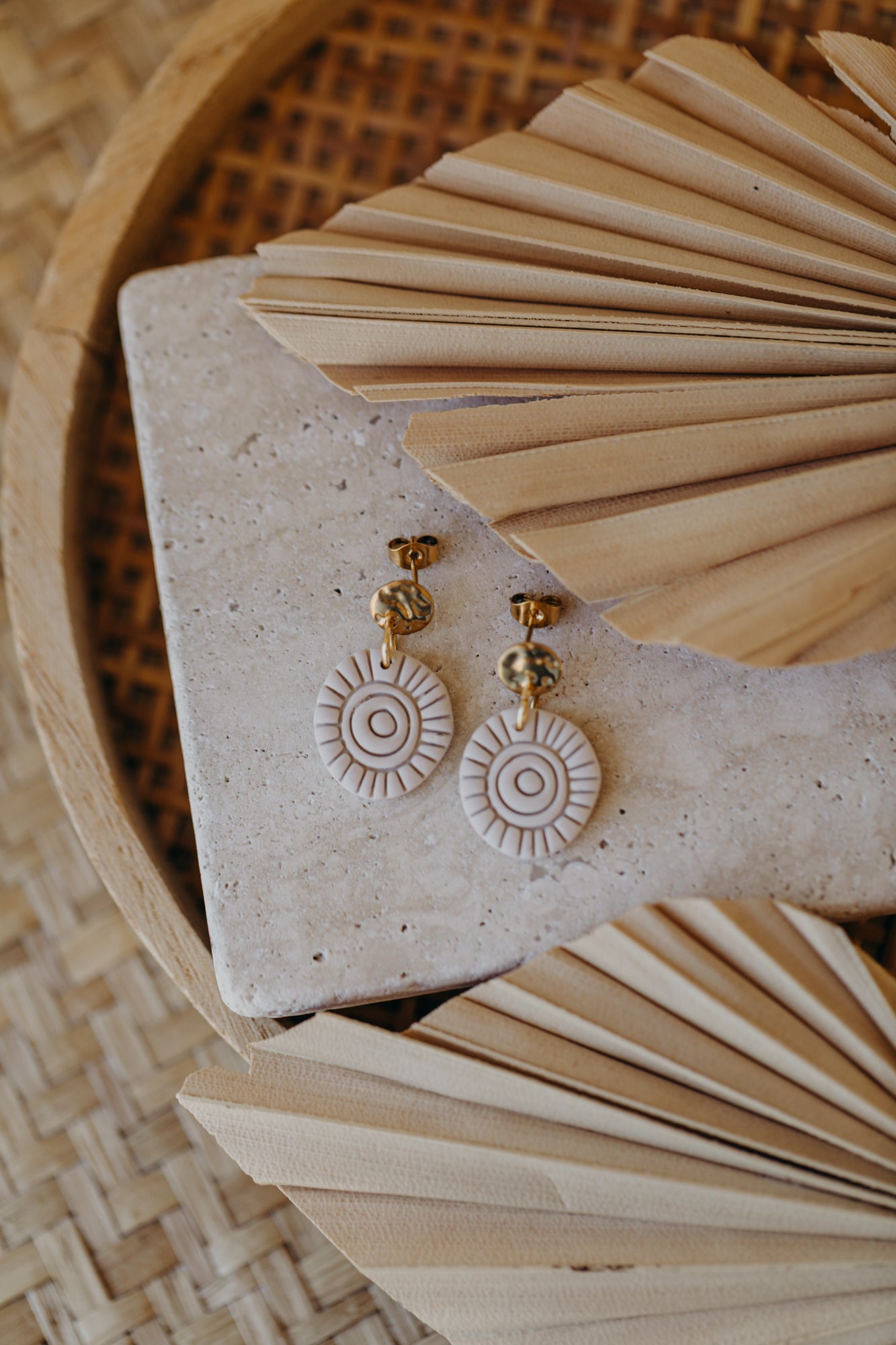 ARIELLE - Runde Boho Ohrringe mit Muster in vanille