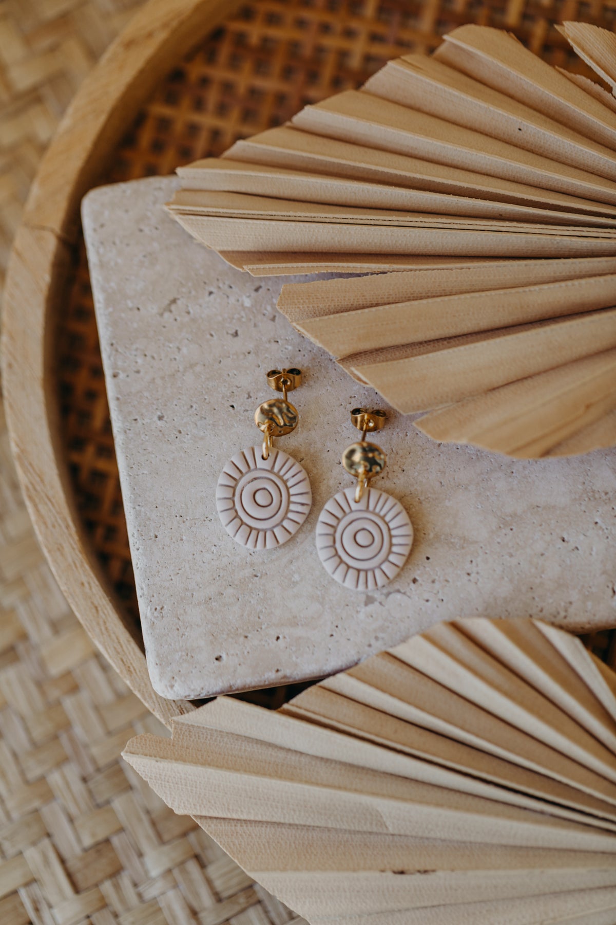 ARIELLE - Runde Boho Ohrringe mit Muster in vanille