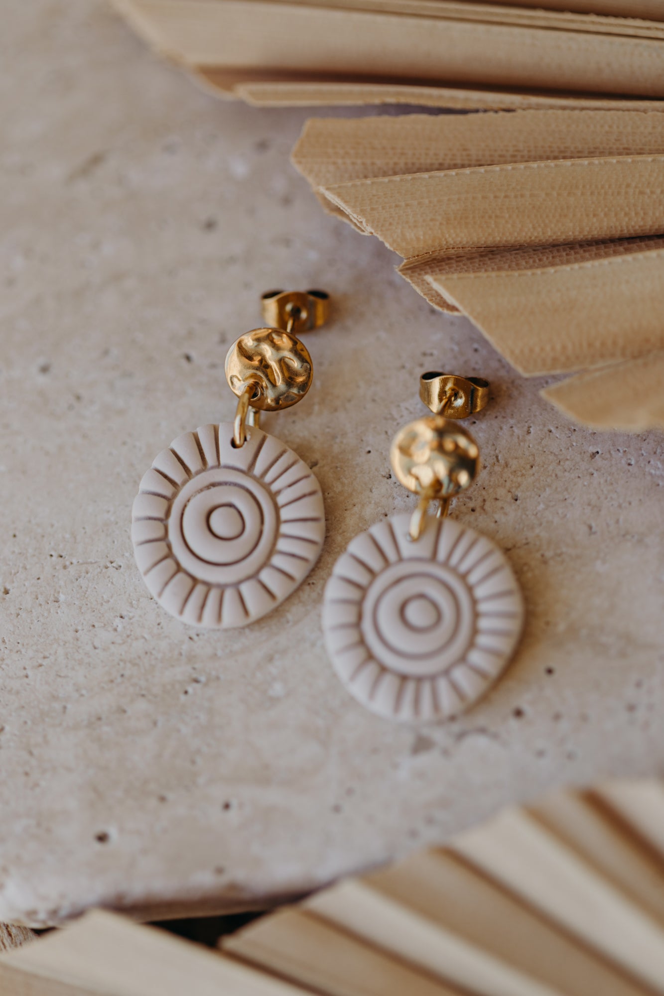 ARIELLE - Runde Boho Ohrringe mit Muster in vanille