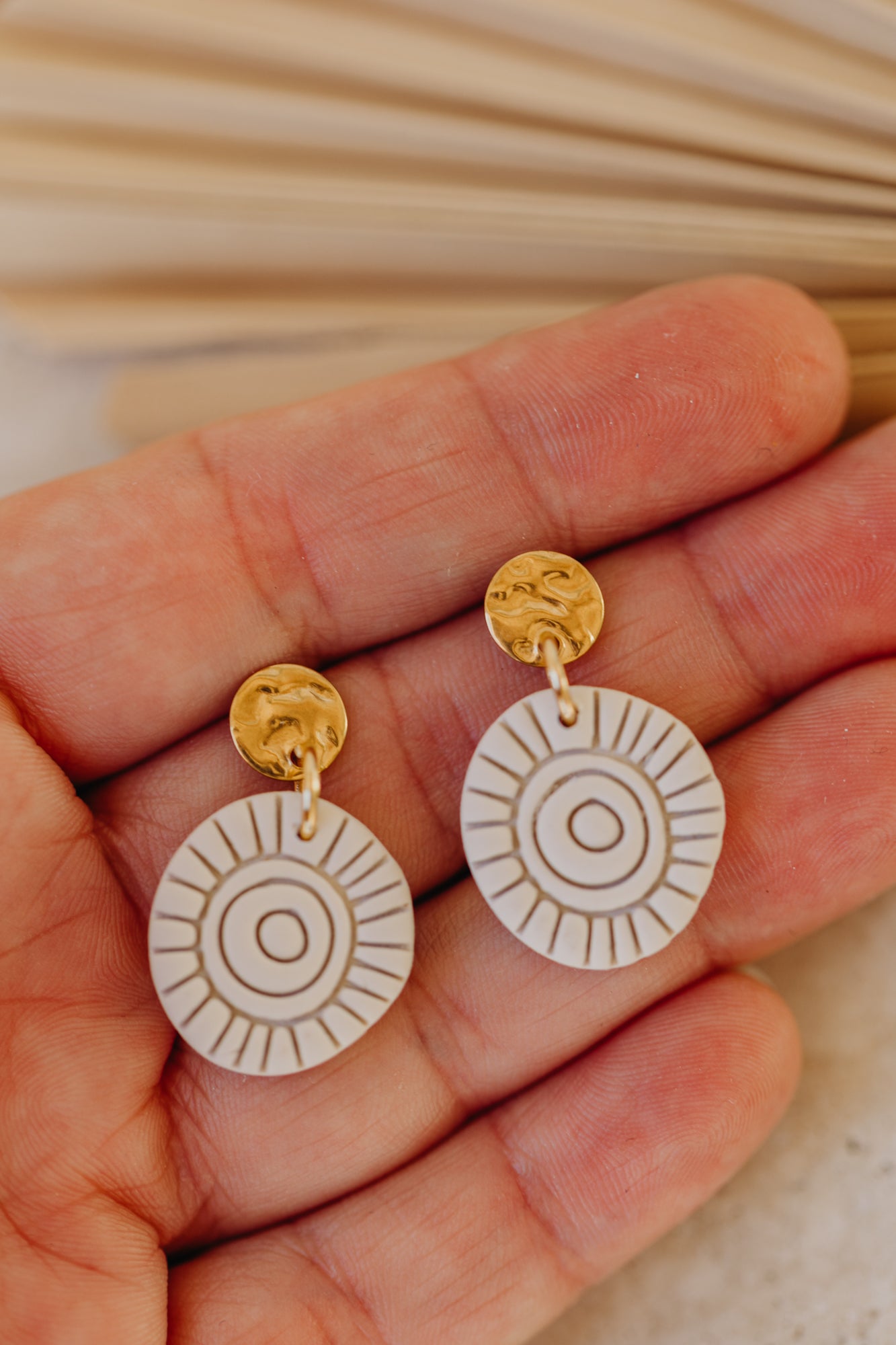 ARIELLE - Runde Boho Ohrringe mit Muster in vanille