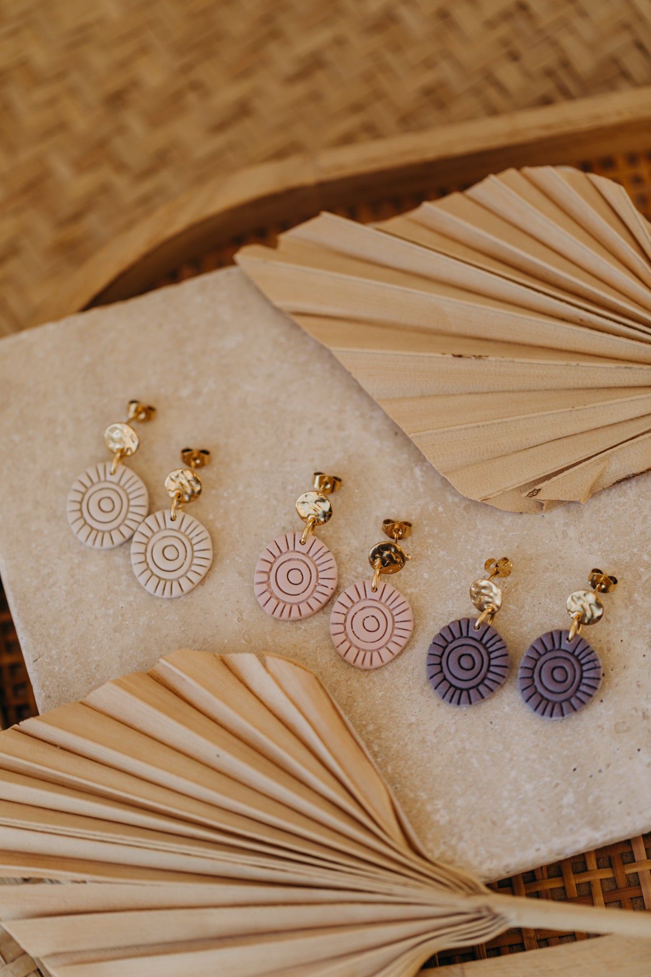 ARIELLE - Runde Boho Ohrringe mit Muster in rosa