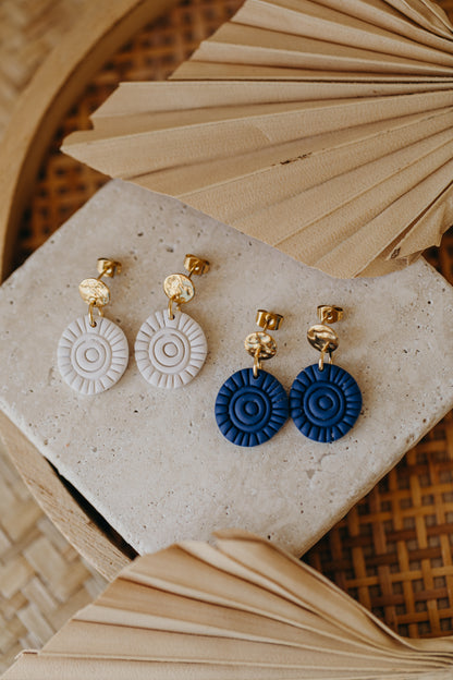 ARIELLE - Runde Boho Ohrringe mit Muster in dunkelblau