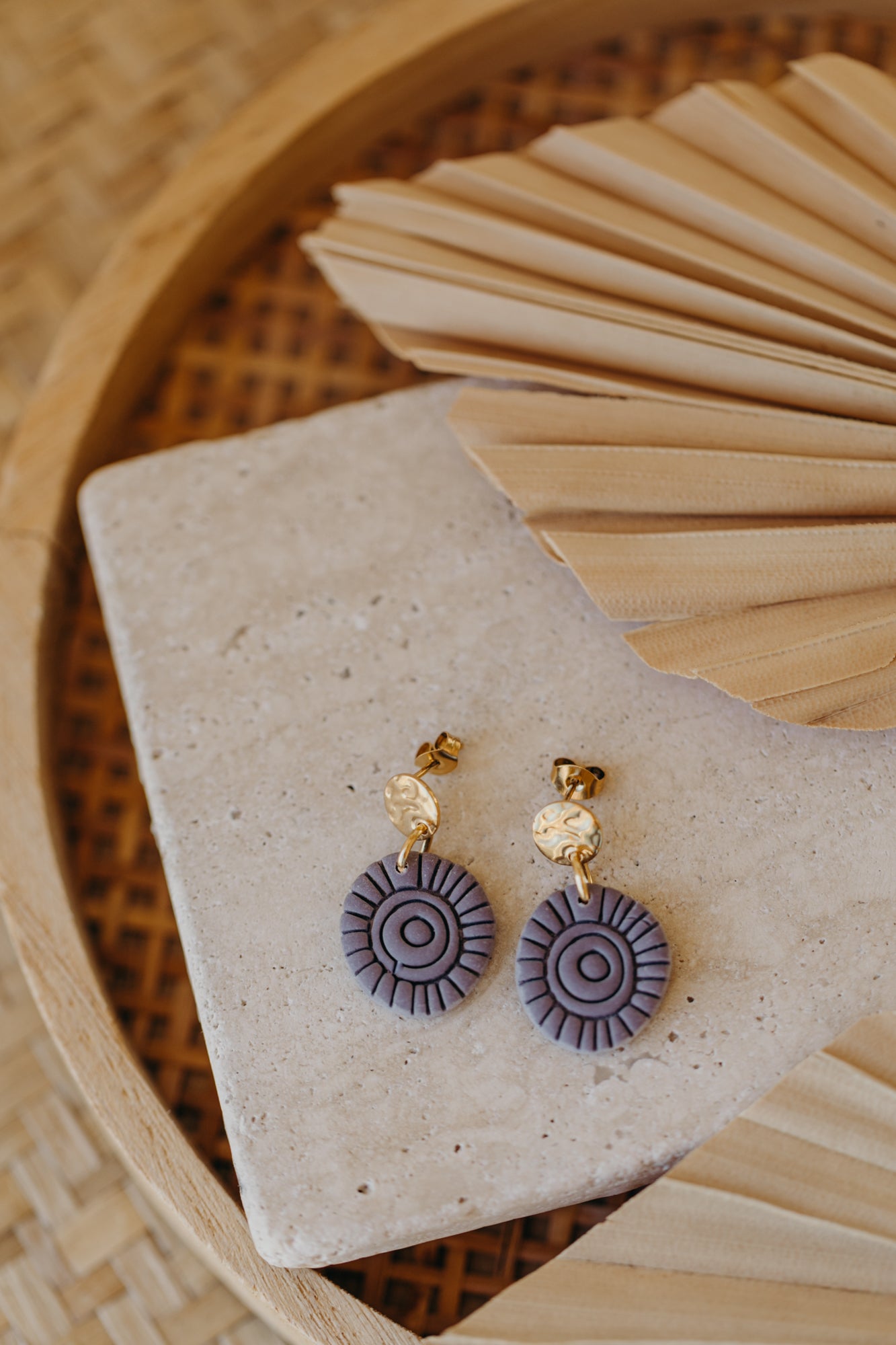 ARIELLE - Runde Boho Ohrringe mit Muster in lavendel