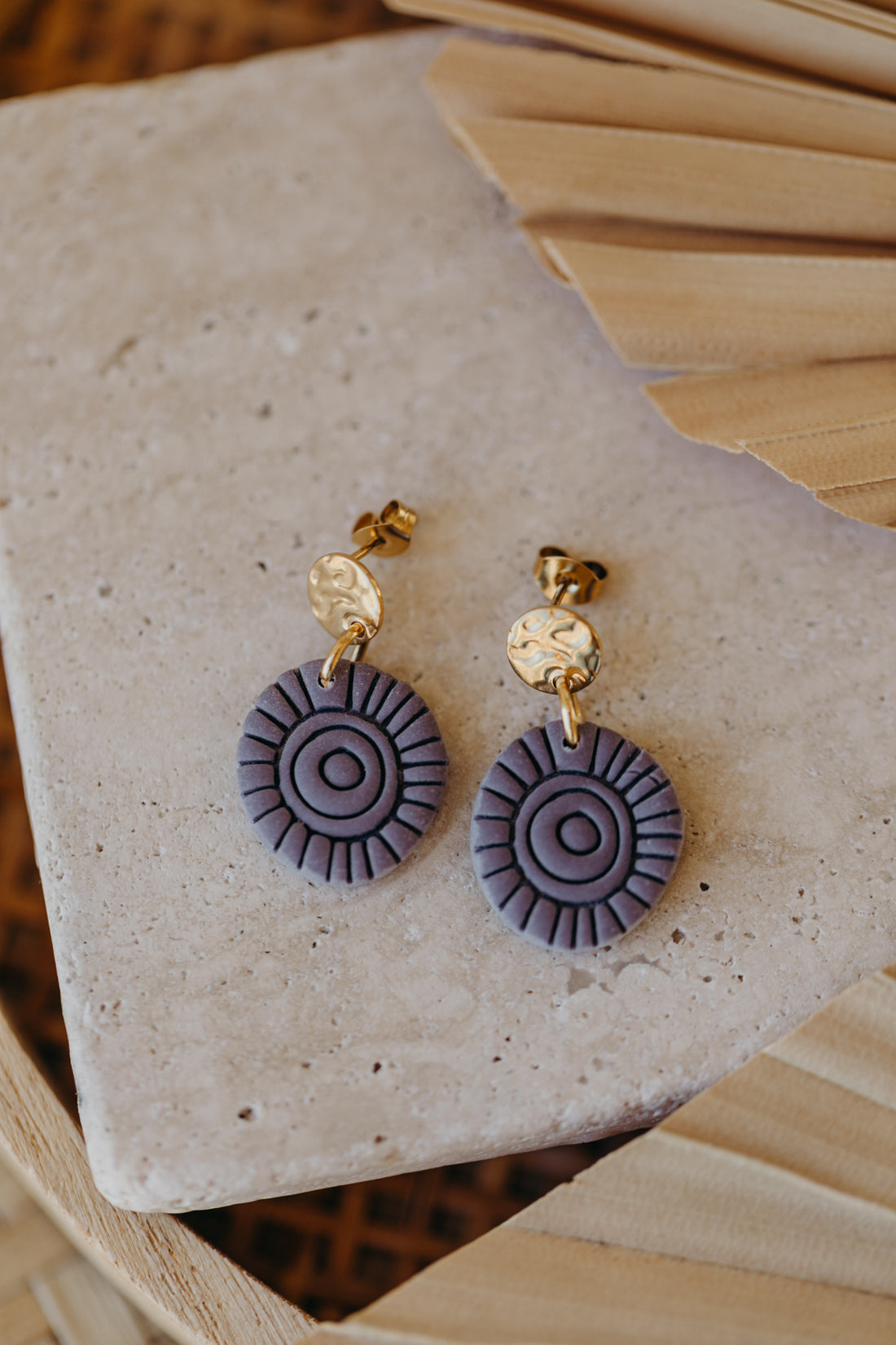 ARIELLE - Runde Boho Ohrringe mit Muster in lavendel