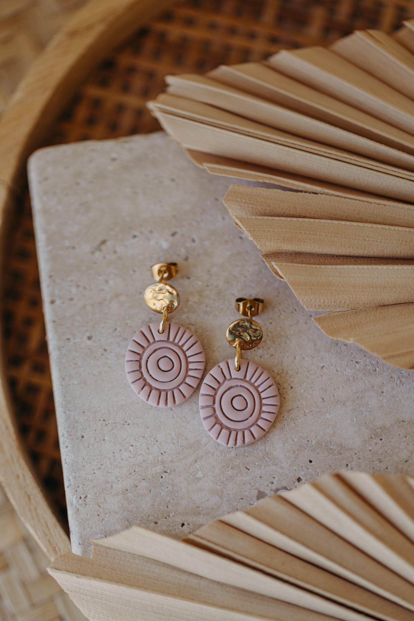 ARIELLE - Runde Boho Ohrringe mit Muster in rosa