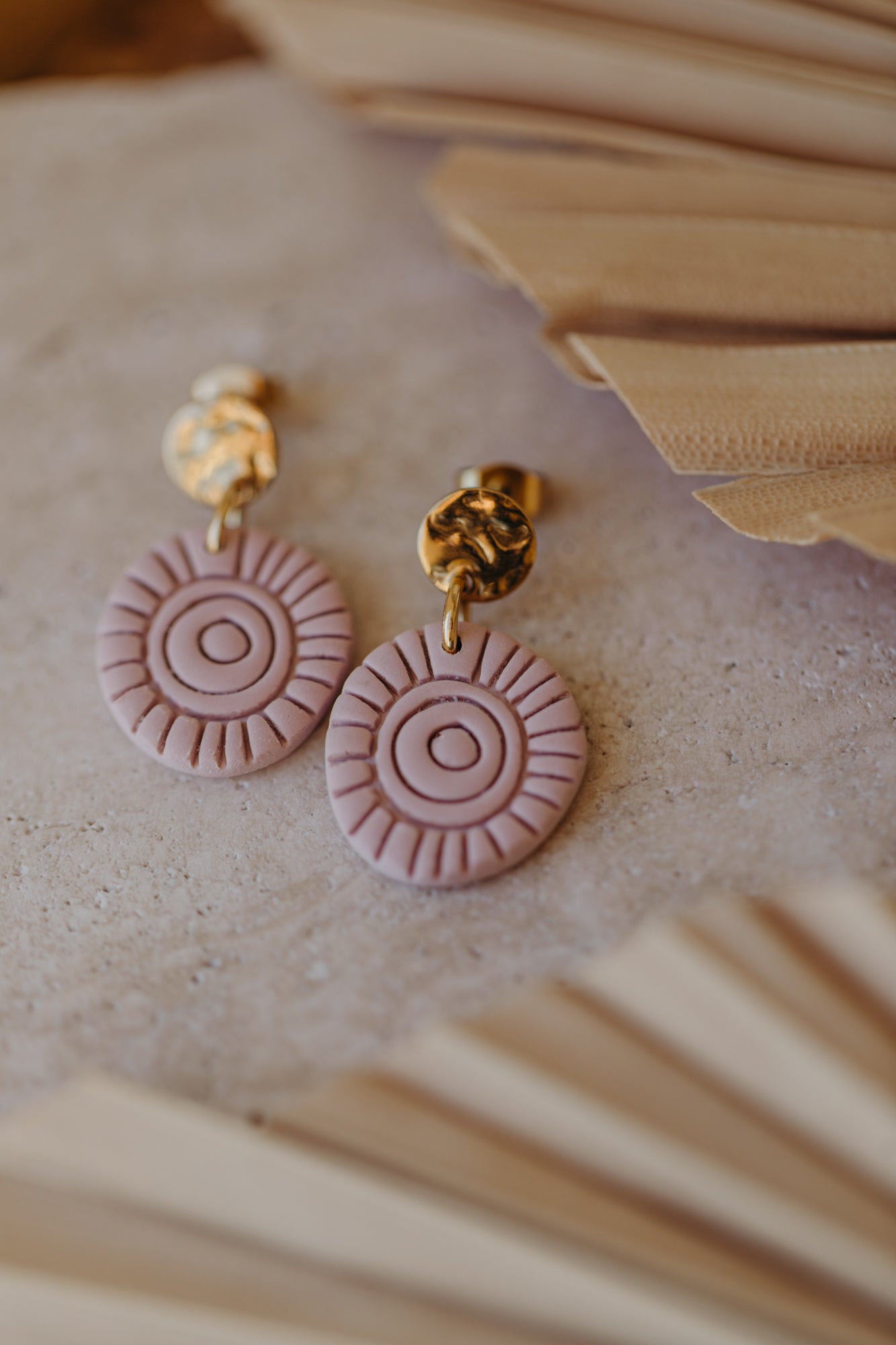 ARIELLE - Runde Boho Ohrringe mit Muster in rosa