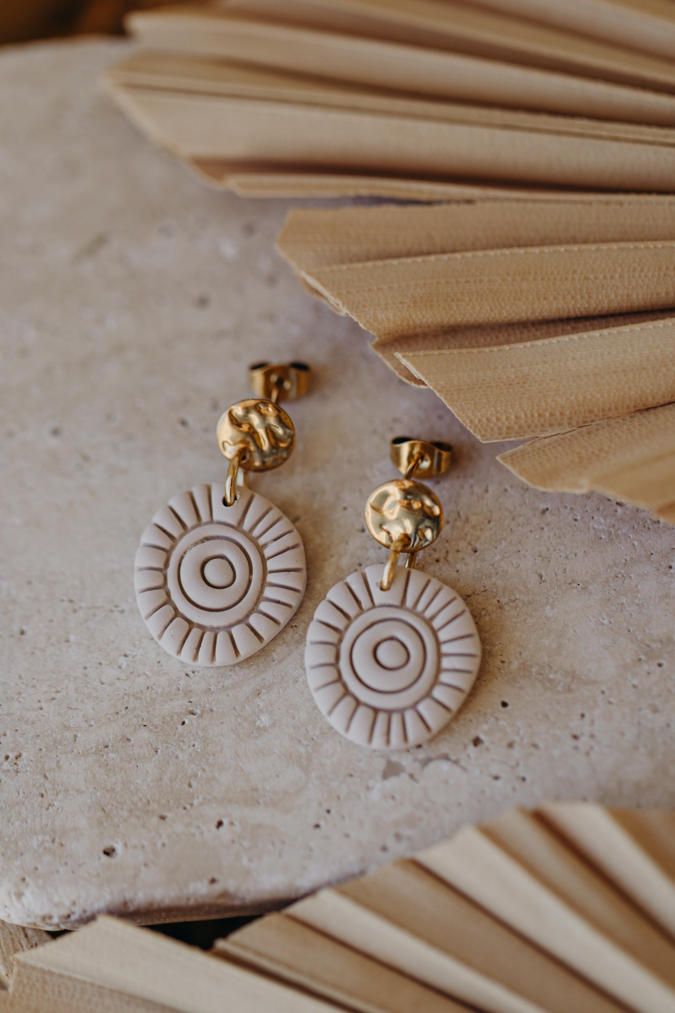 ARIELLE - Runde Boho Ohrringe mit Muster in vanille