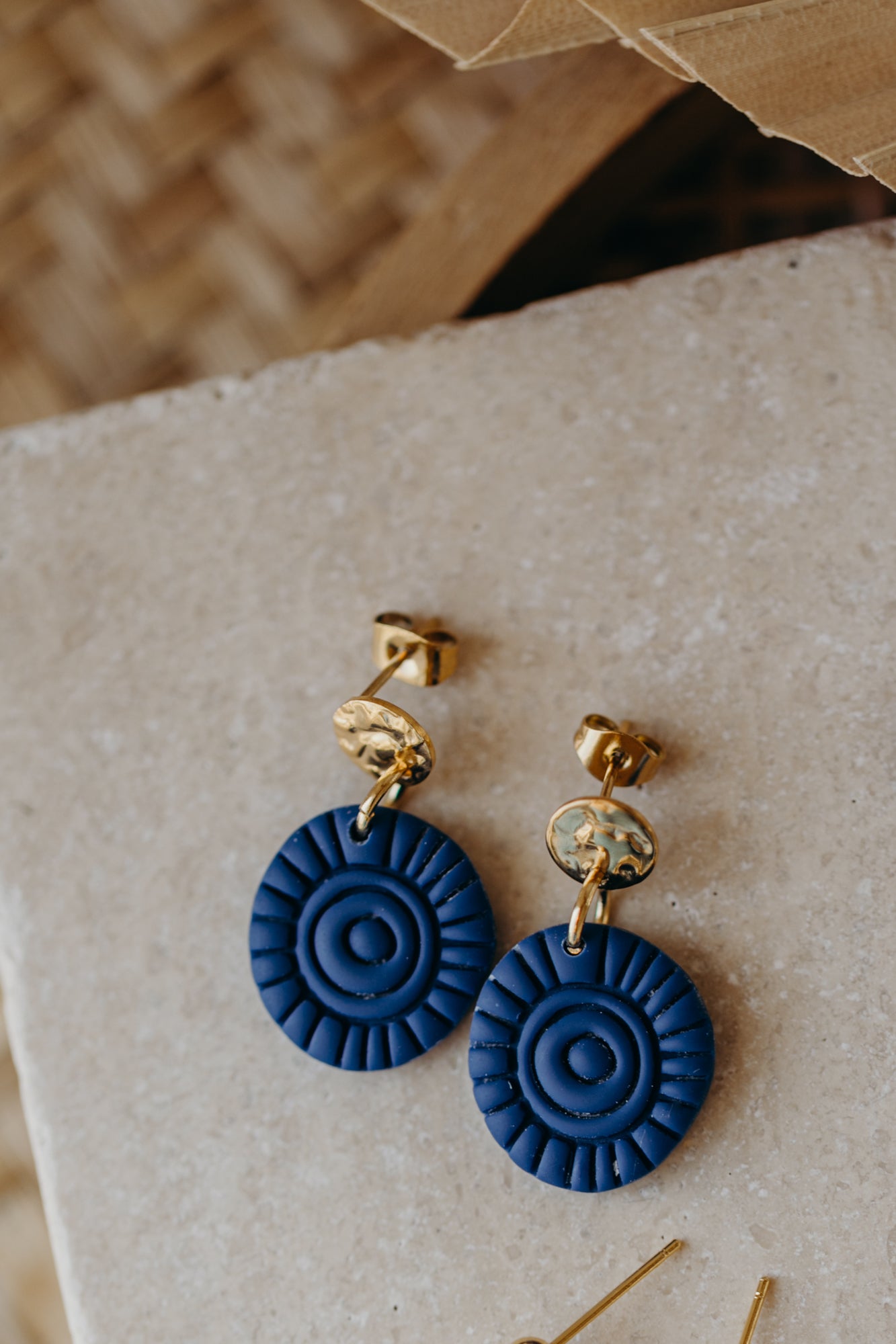 ARIELLE - Runde Boho Ohrringe mit Muster in dunkelblau