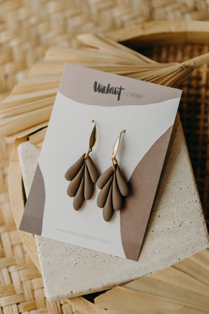 AVI - Blatt Ohrringe aus Polymer Ton in dunklem Khaki