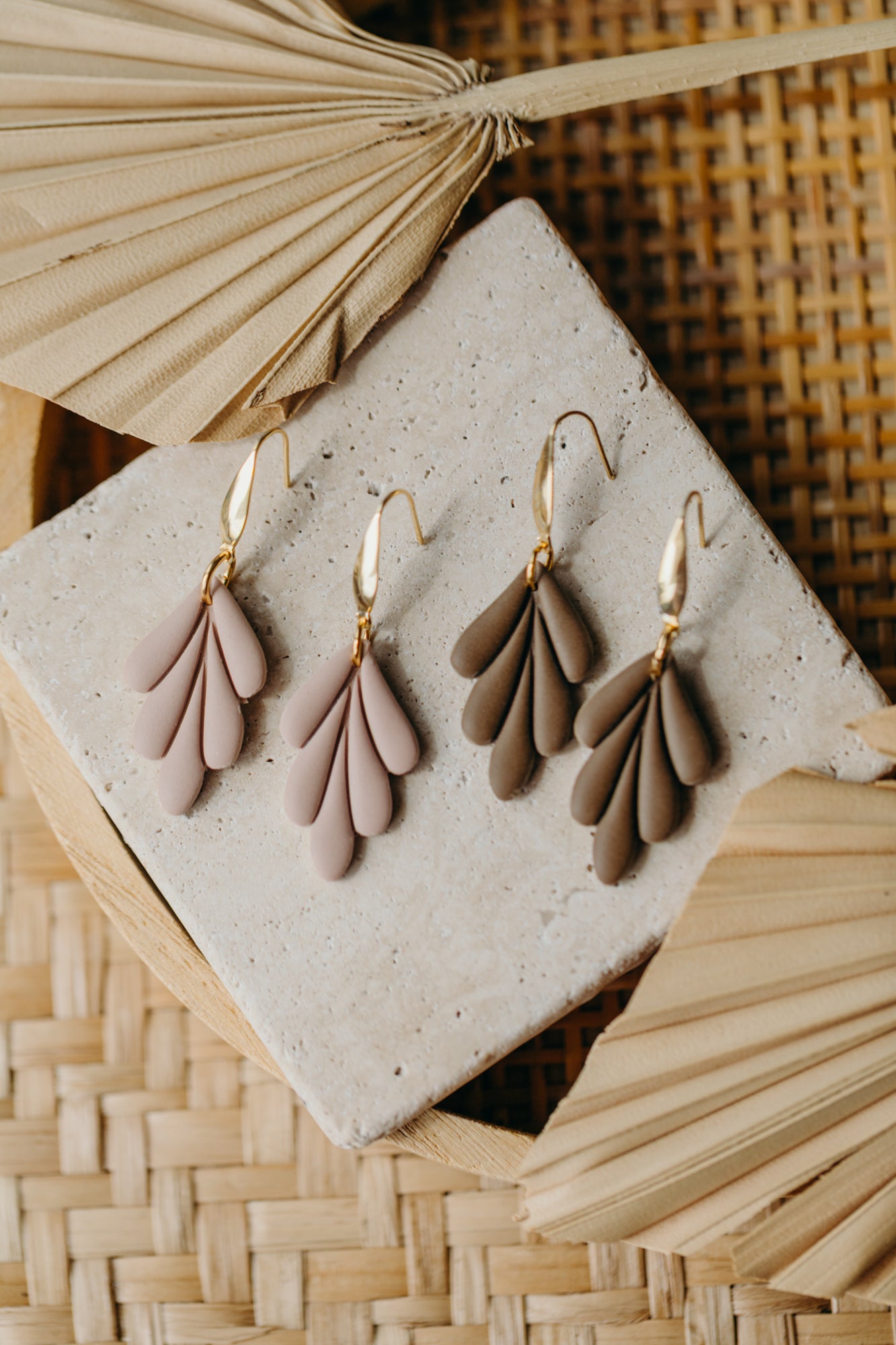 AVI - Blatt Ohrringe aus Polymer Ton in dunklem Khaki
