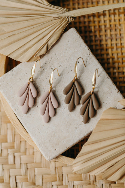 AVI - Blatt Ohrringe aus Polymer Ton in dunklem Khaki