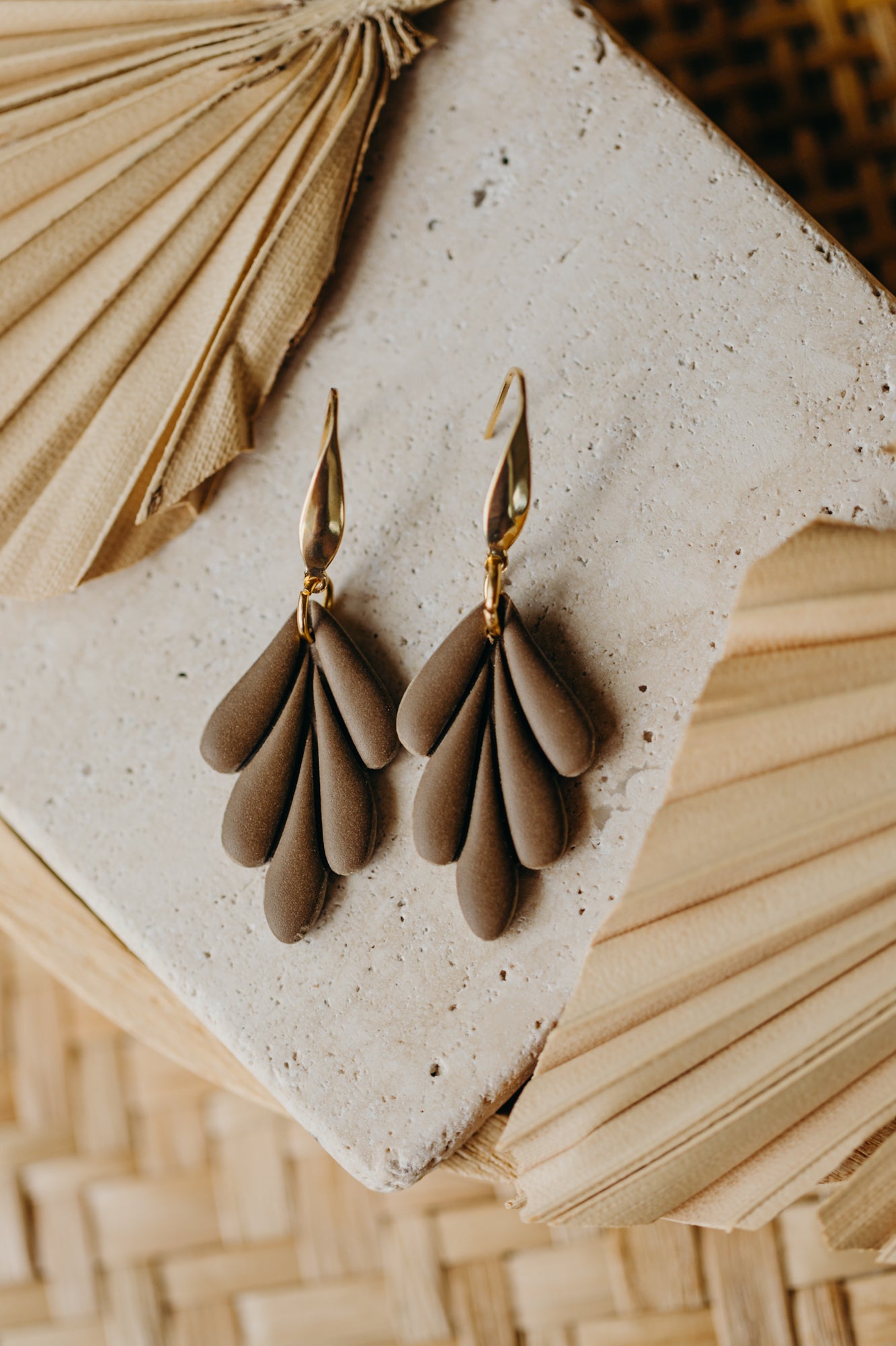 AVI - Blatt Ohrringe aus Polymer Ton in dunklem Khaki