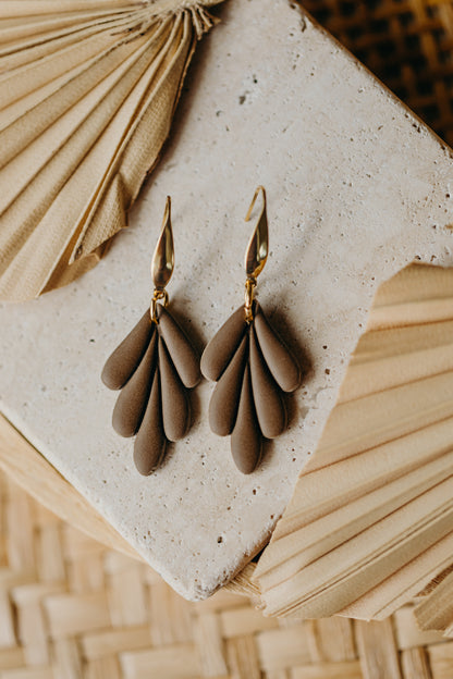 AVI - Blatt Ohrringe aus Polymer Ton in dunklem Khaki