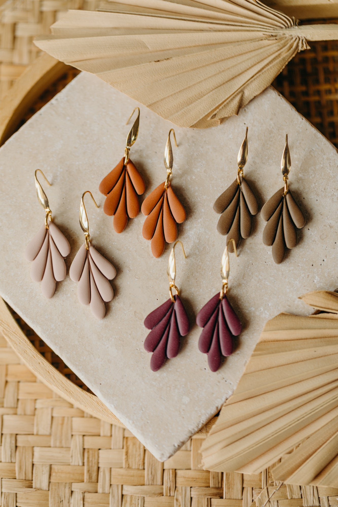 AVI - Blatt Ohrringe aus Polymer Ton in dunklem Khaki