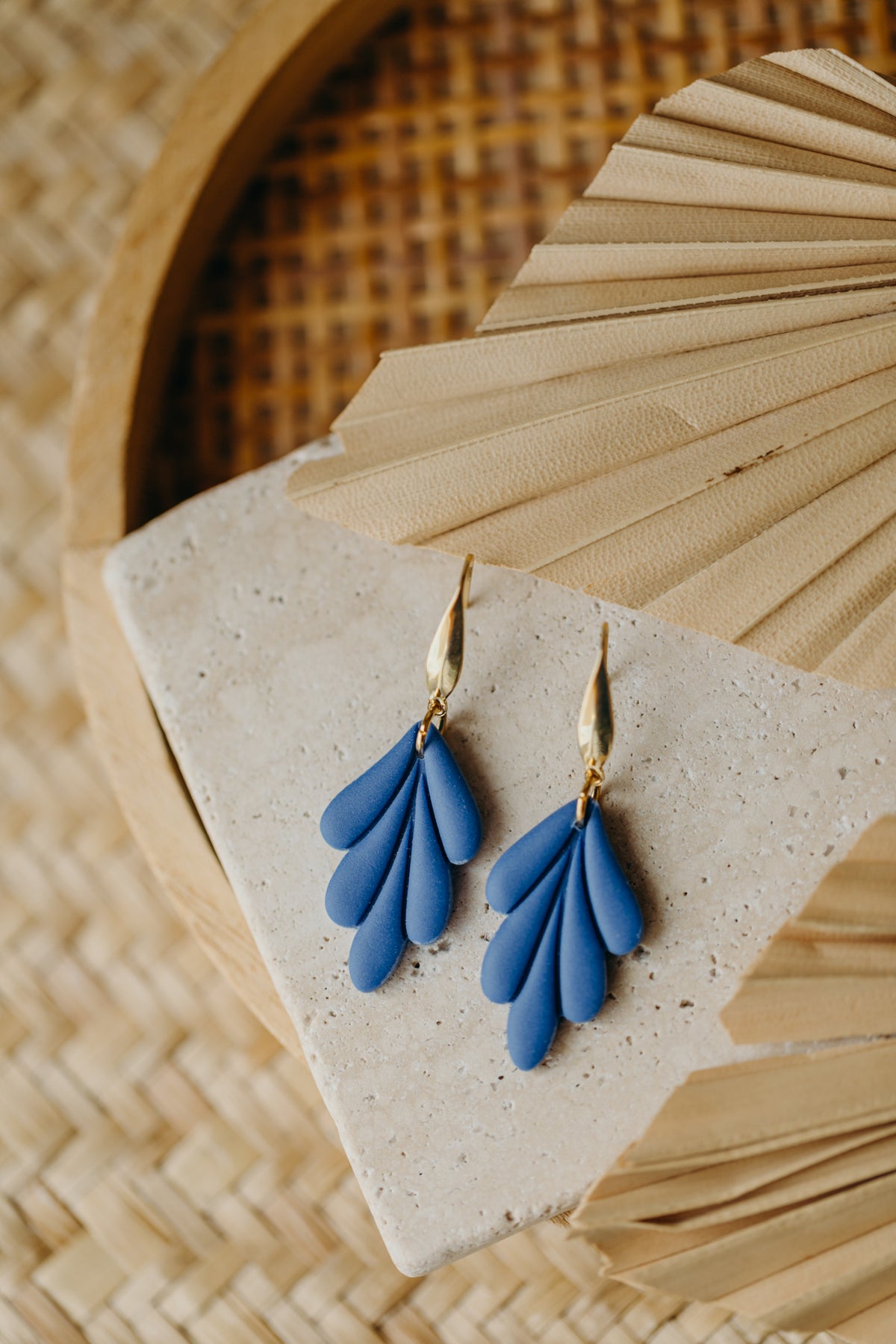 AVI - Blatt Ohrringe aus Polymer Ton in Kornblumenblau