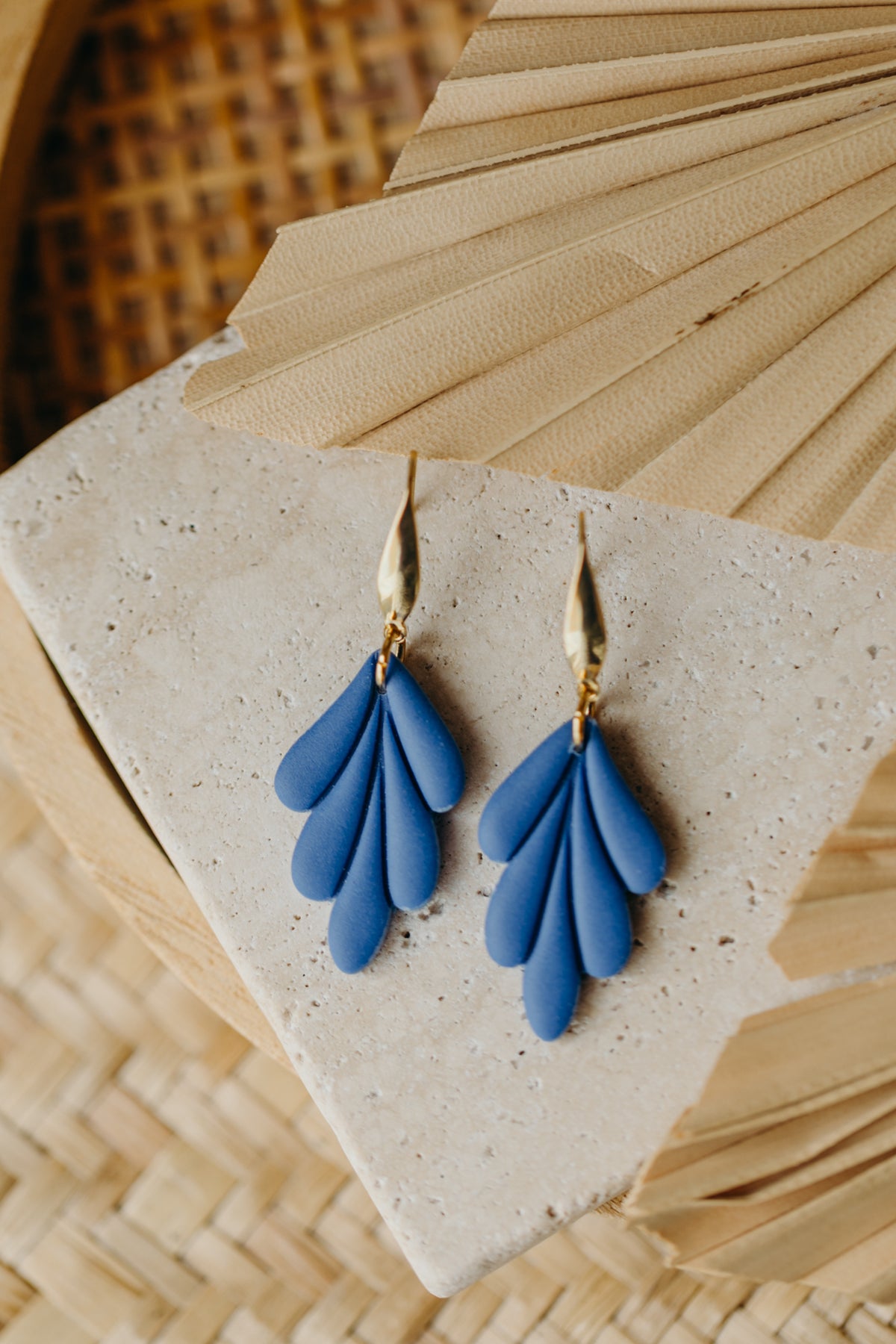 AVI - Blatt Ohrringe aus Polymer Ton in Kornblumenblau