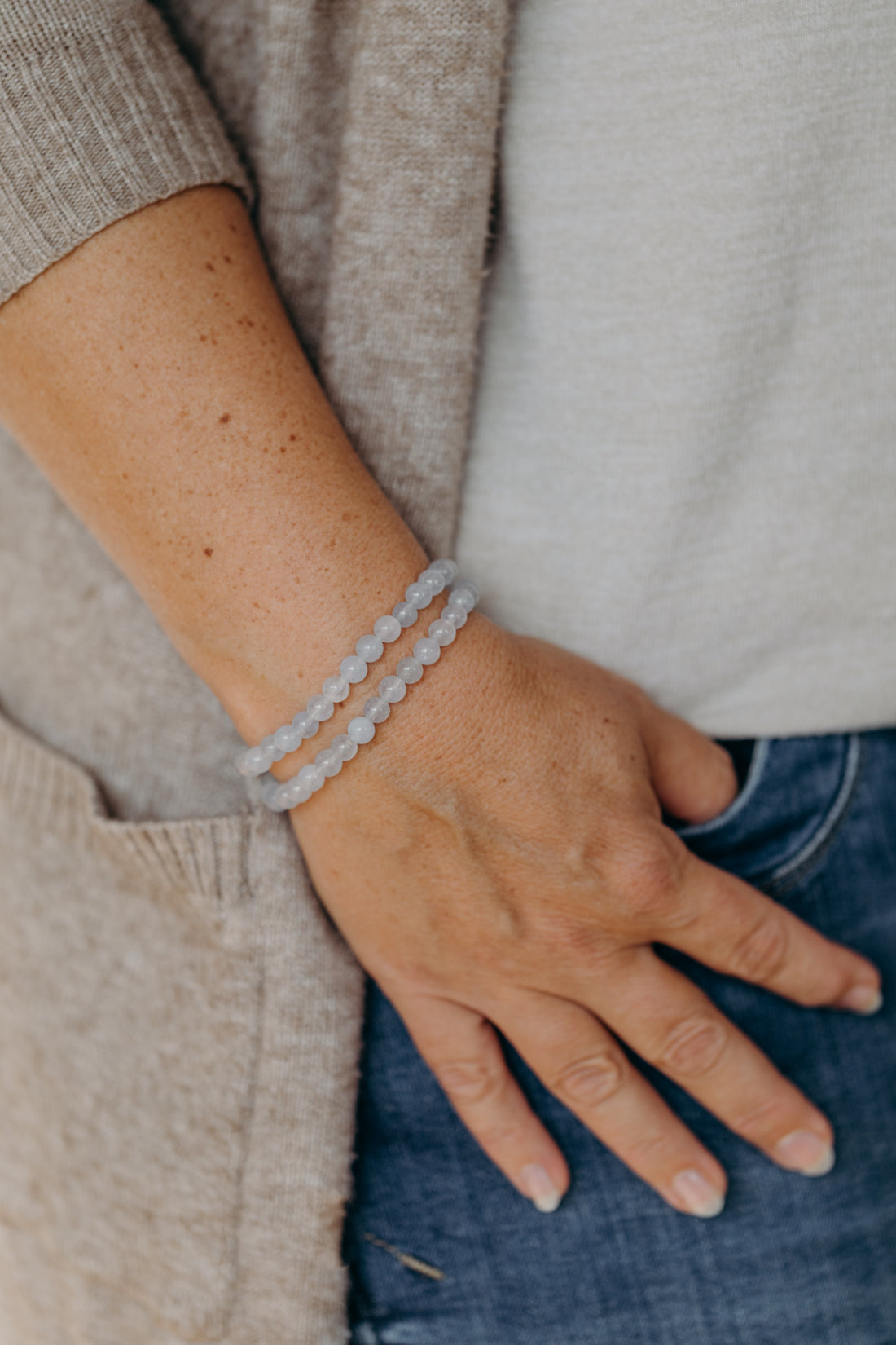 Bracelet with light blue agate gemstone beads