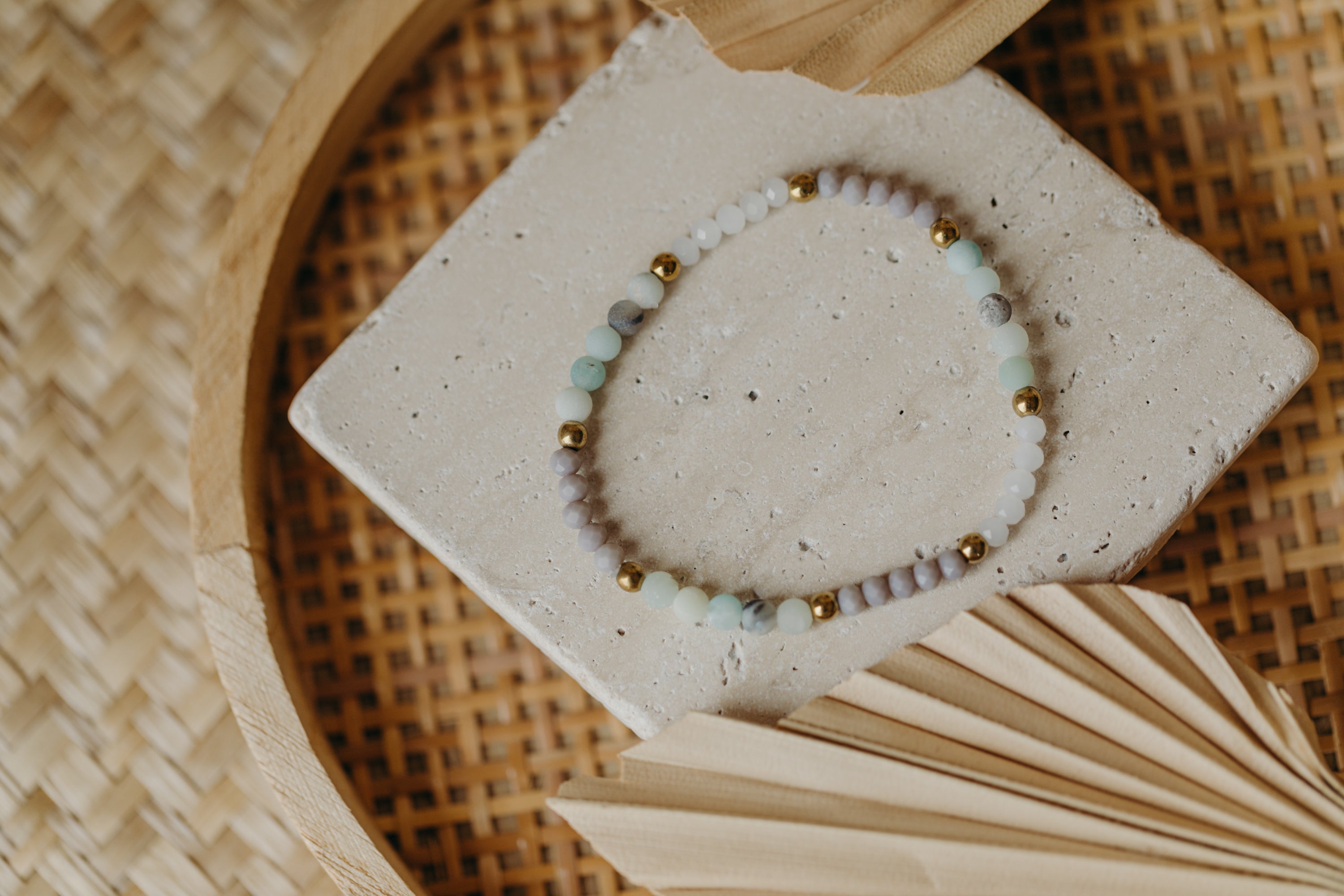 Perlenarmband mit Aventurin Perlen in grau und weiß 001
