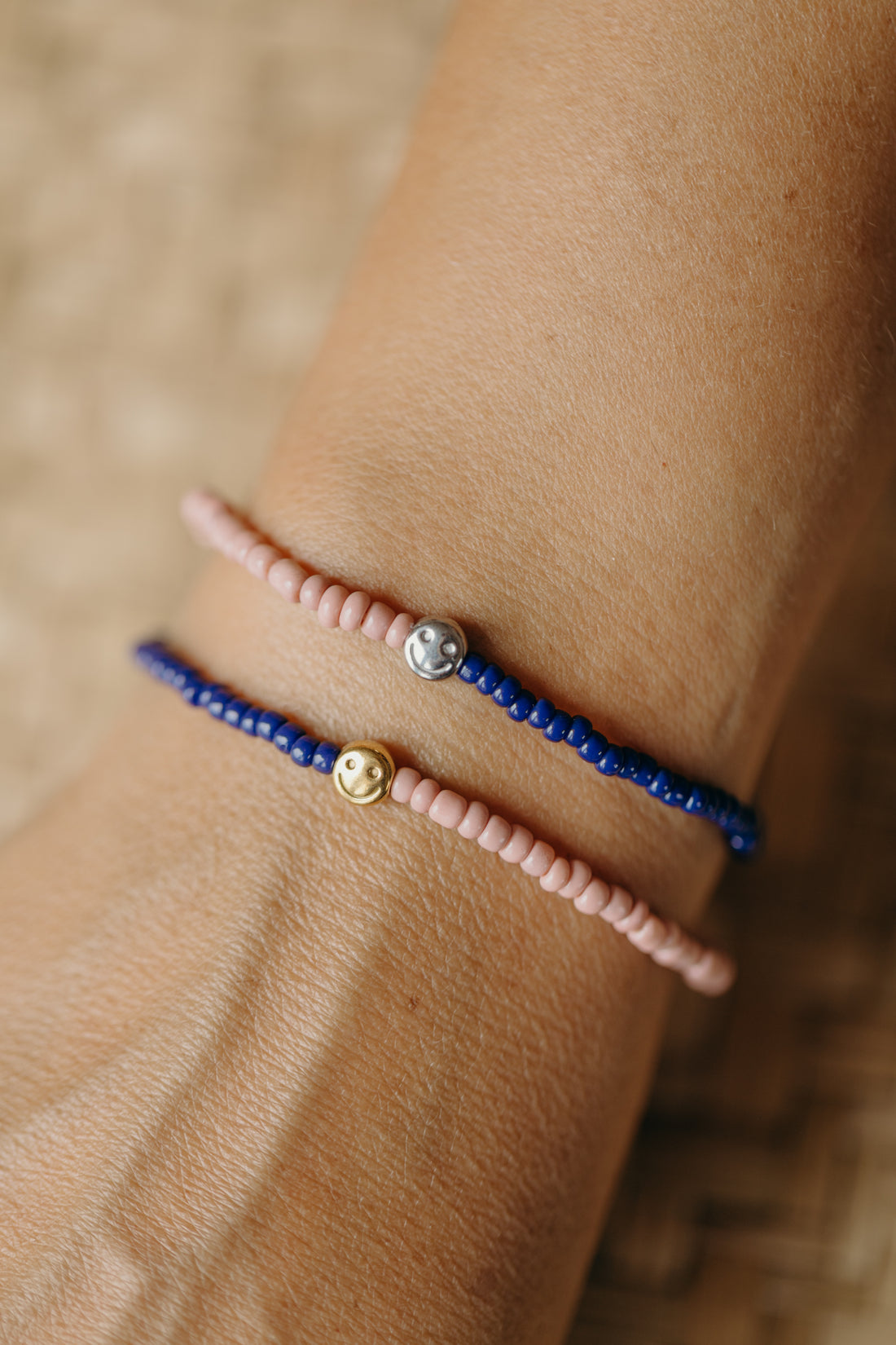 two-tone glass bead bracelet blue &amp;amp; cream
