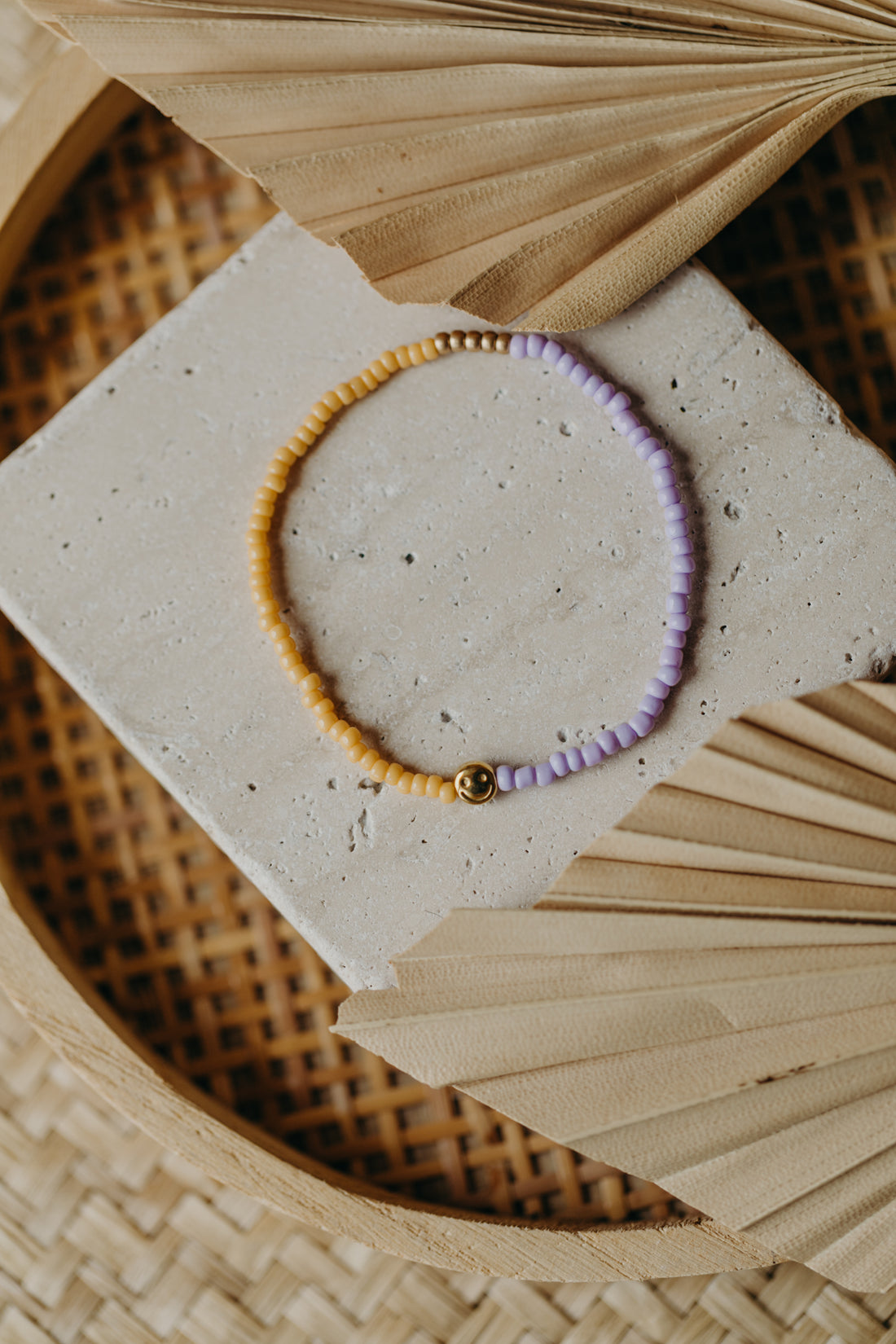 Buntes Smiley Armband aus Miyuki Glasperlen in Lila und Gelb