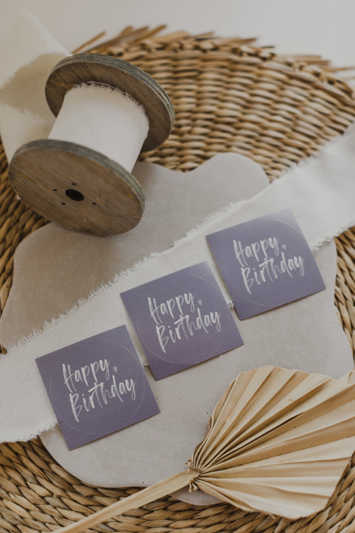 runde lila Aufkleber mit der Aufschrift "Happy Birthday"