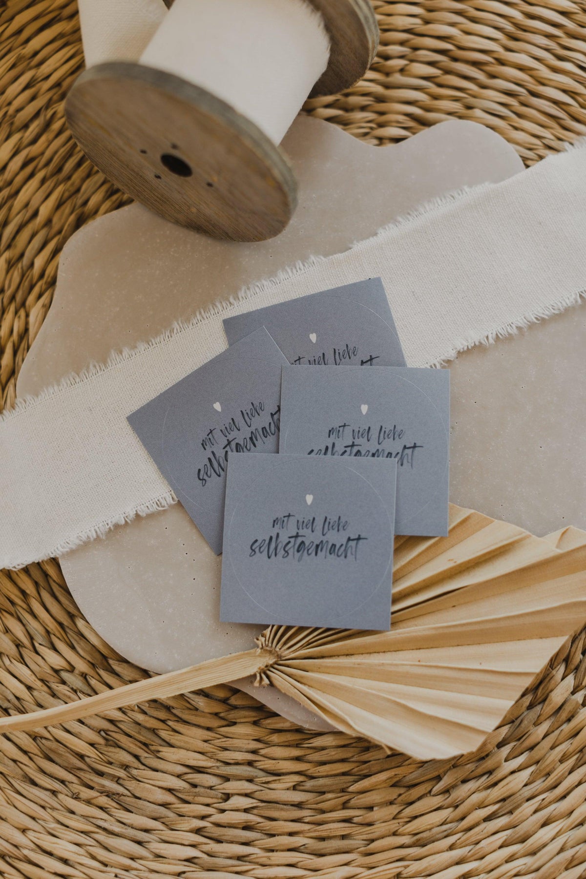 runde blaue Aufkleber mit der Aufschrift "mit viel Liebe selbstgemacht"