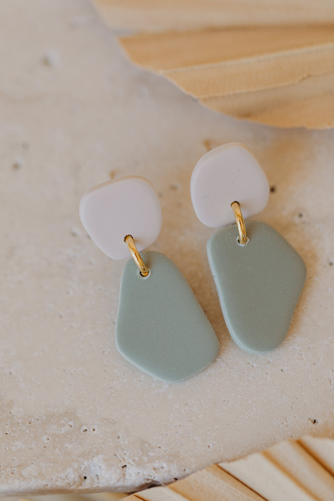 BENU Ohrringe - zweifarbige Polymer Ton Ohrringe in Vanille & Mint