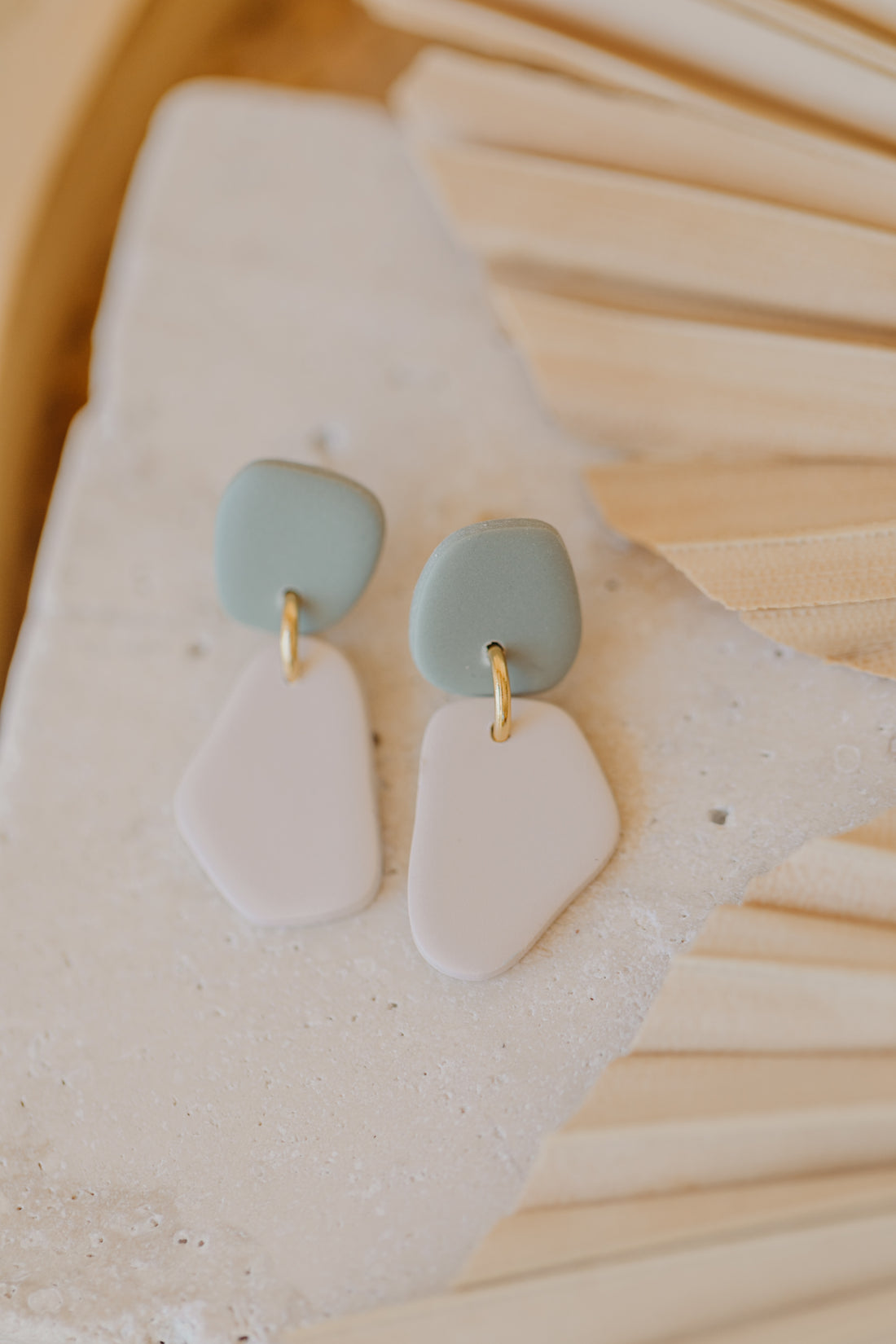 BENU Ohrringe - zweifarbige Polymer Ton Ohrringe in Mint &amp; Vanille