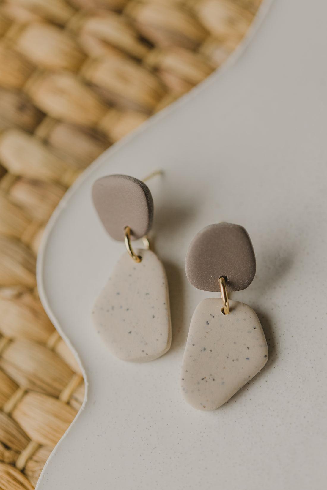 Benu Ohrringe - zweifarbige Polymer Ton Ohrringe Grau-Lila / Kalk