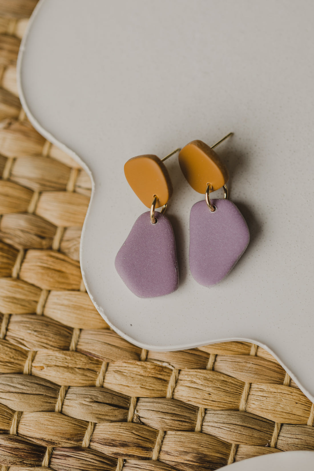 Benu Ohrringe - zweifarbige Polymer Ton Ohrringe Cognac / Helles Lila
