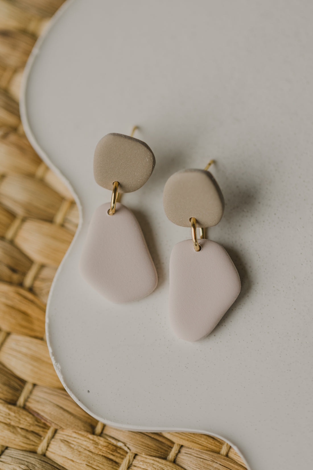 Benu Ohrringe - zweifarbige Polymer Ton Ohrringe Kieselstein/Helles Rosé