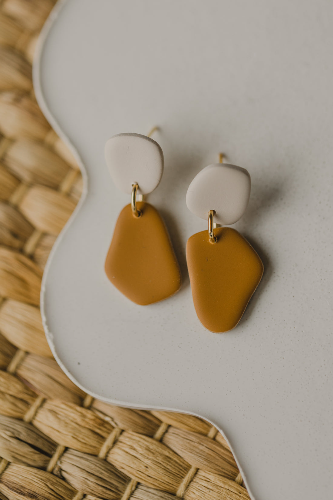 Benu Ohrringe - zweifarbige Polymer Ton Ohrringe Vanille / Cognac