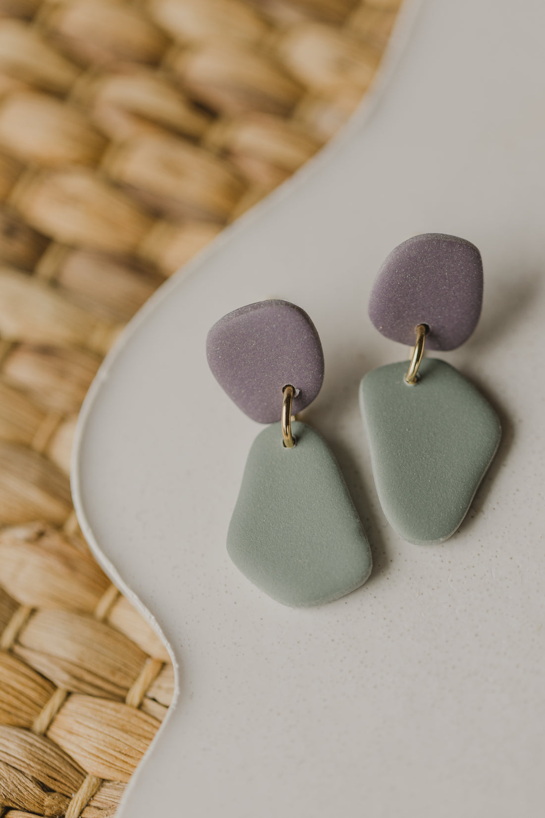 BENU Ohrringe - zweifarbige Polymer Ton Ohrringe Lavendel / Eukalyptus Grün