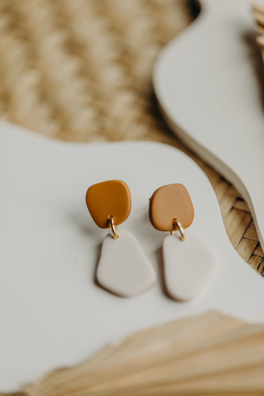 BENU Ohrringe - zweifarbige Polymer Ton Ohrringe Cognac/Vanille