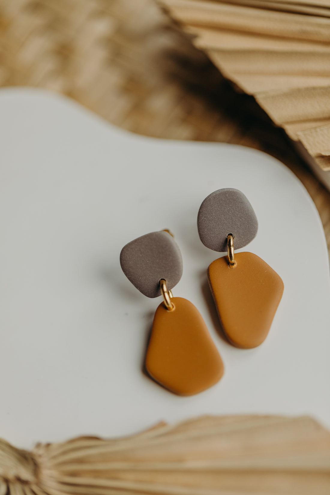 BENU Ohrringe - zweifarbige Polymer Ton Ohrringe Lila-Grau/Cognac