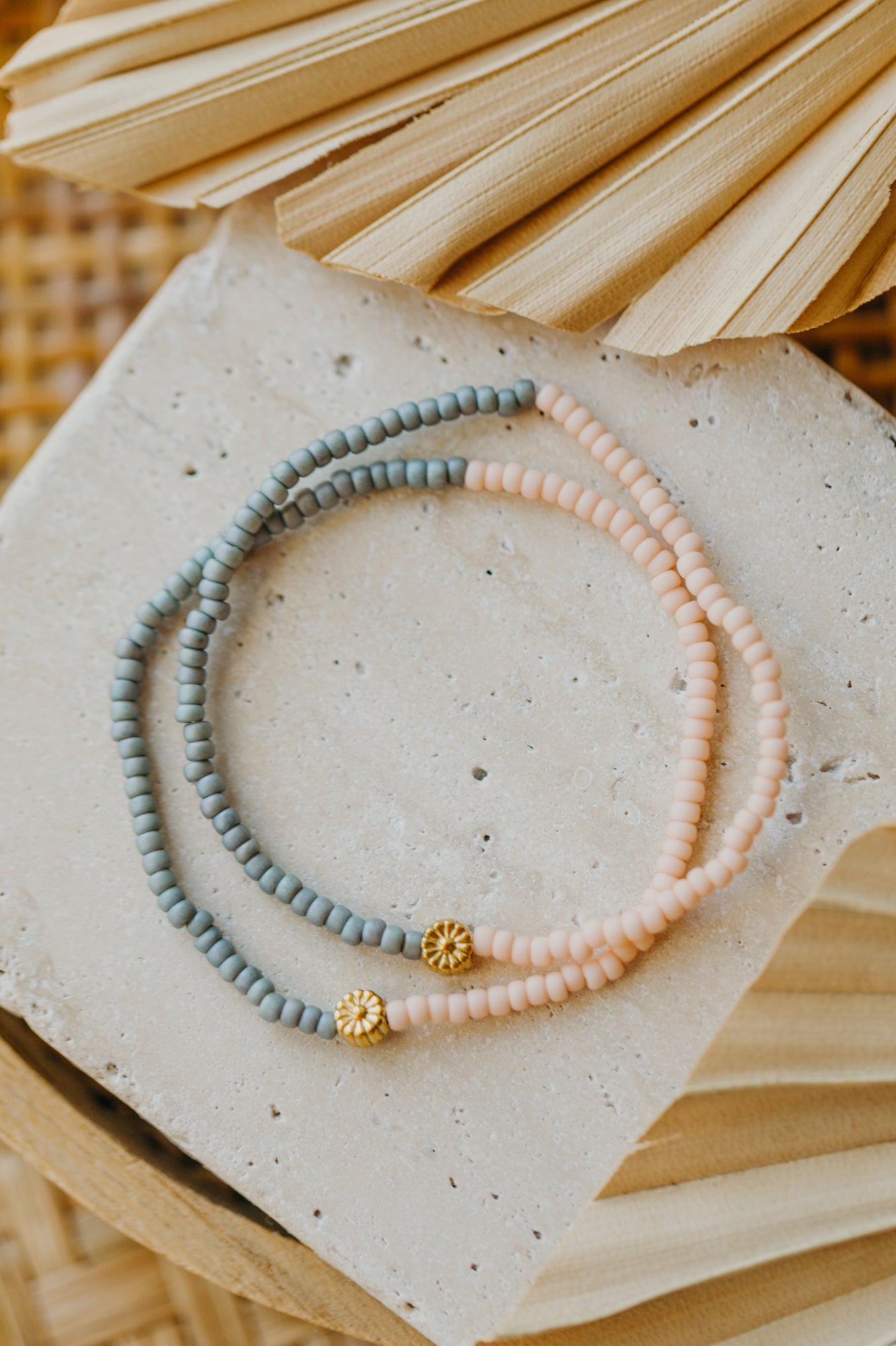 BLUME - zweifarbiges Armband mit Miyuki Glasperlen - rosa &amp; blau-grau