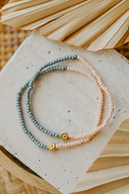 BLUME - zweifarbiges Armband mit Miyuki Glasperlen - rosa &amp; blau-grau