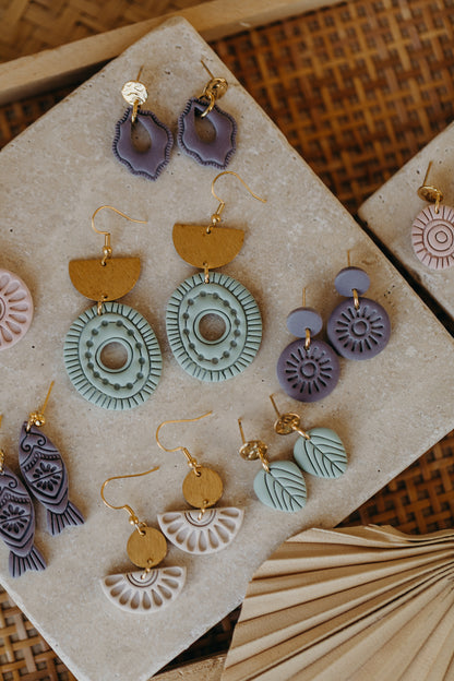 ESME - ovale Boho Ohrringe mit Muster in salbeigrün