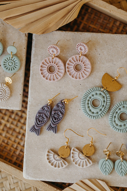CLOE - runde Ohrringe mit Muster in rosa