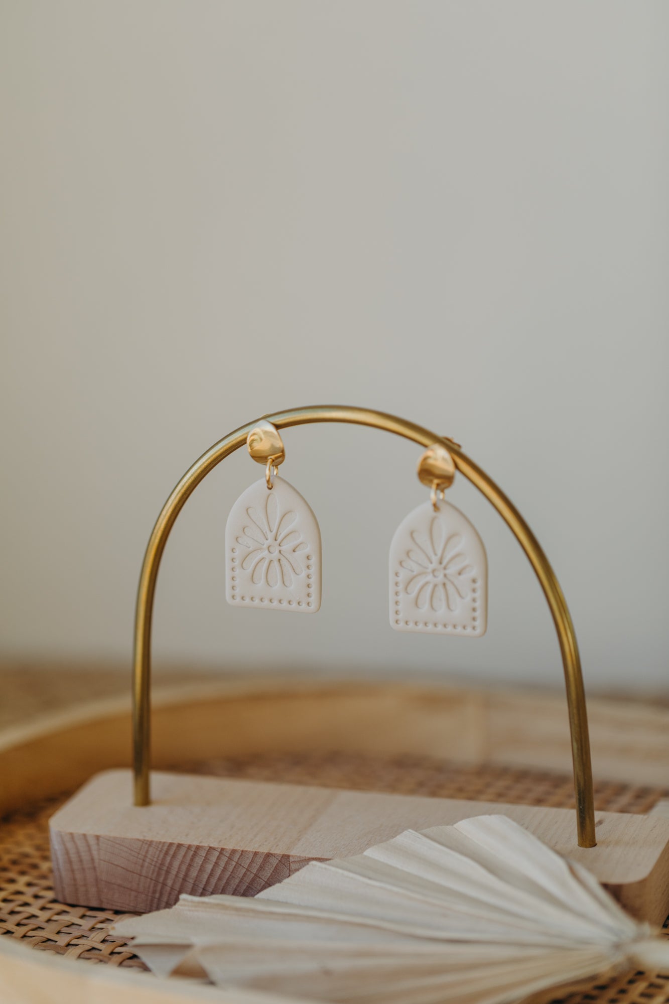 ANEA - helle Boho Ohrringe mit Blumen Muster