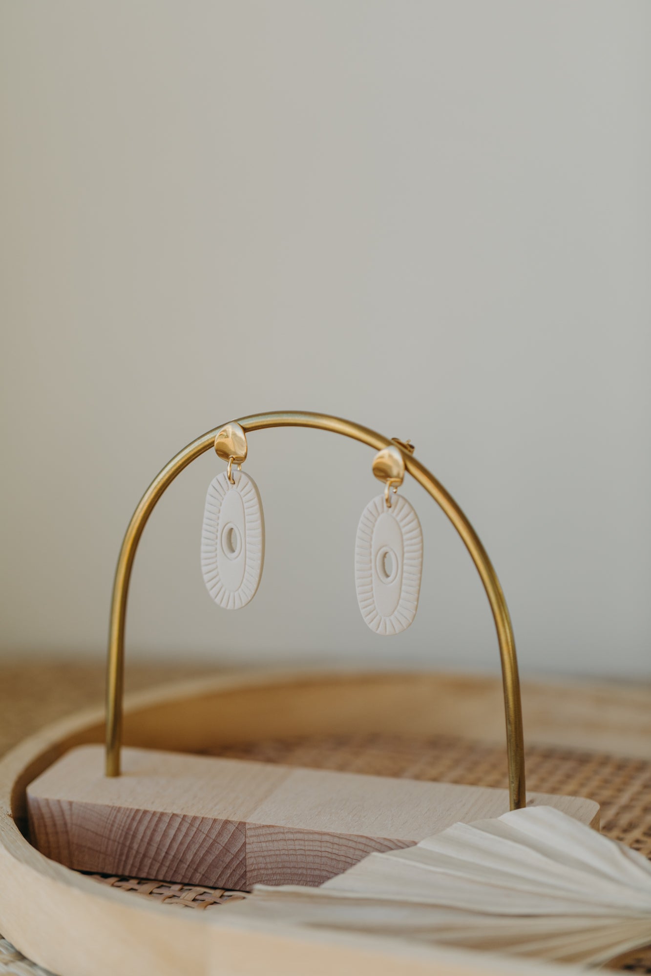 LIZZ - cream-white oval earrings